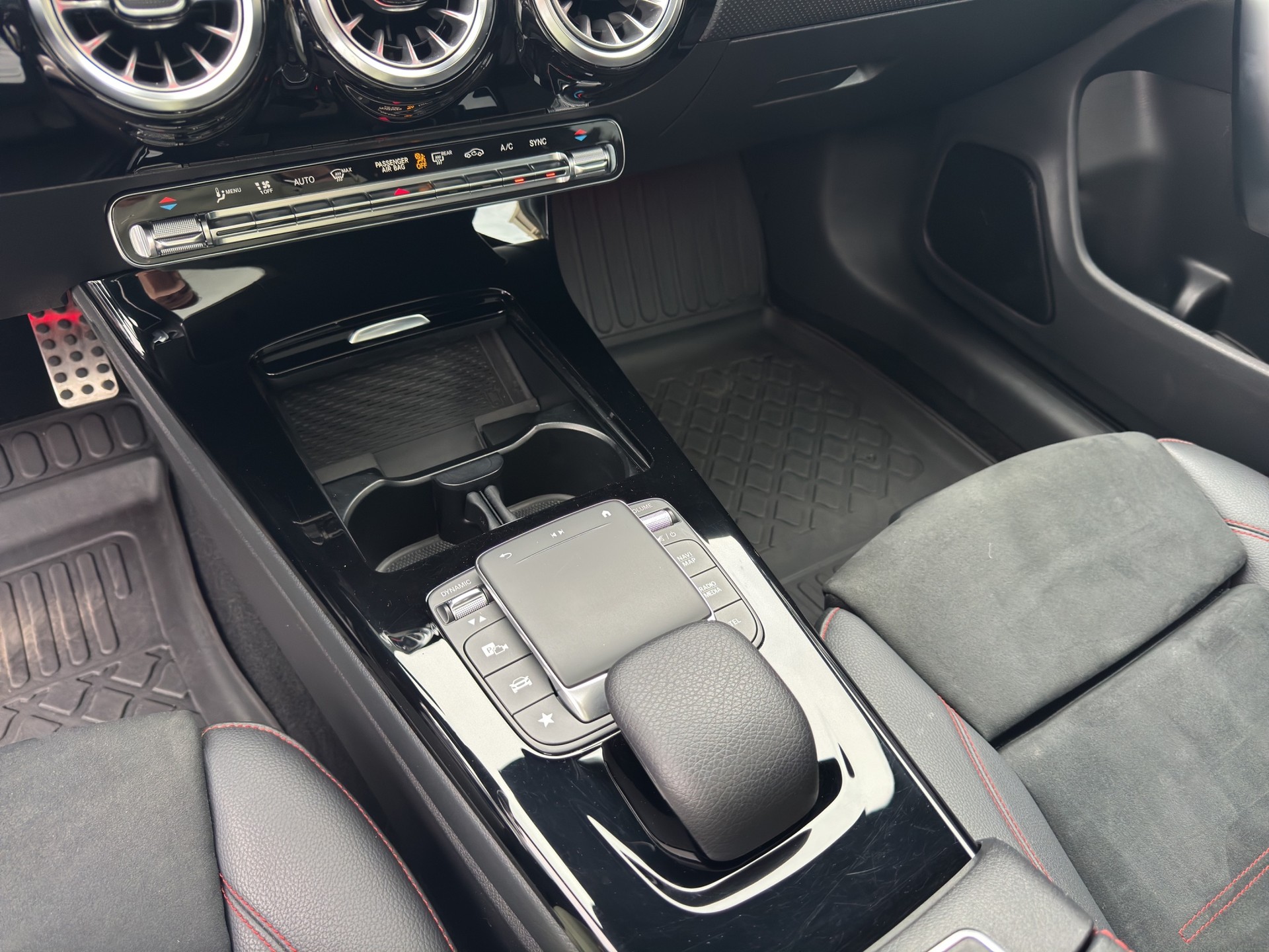 MERCEDES-BENZ CLA Shooting Brake 250 4Matic 7G-DCT AMG Line-image-13