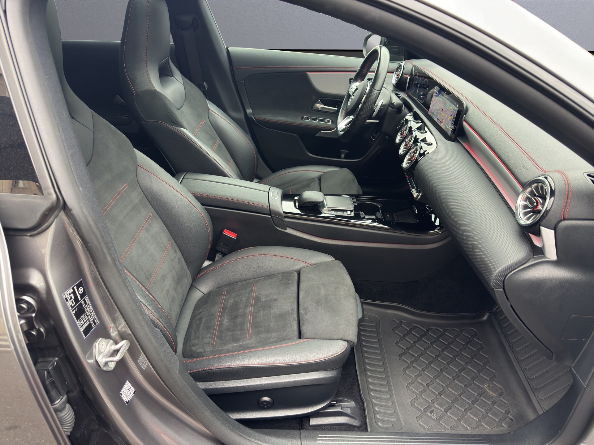 MERCEDES-BENZ CLA Shooting Brake 250 4Matic 7G-DCT AMG Line-image-15