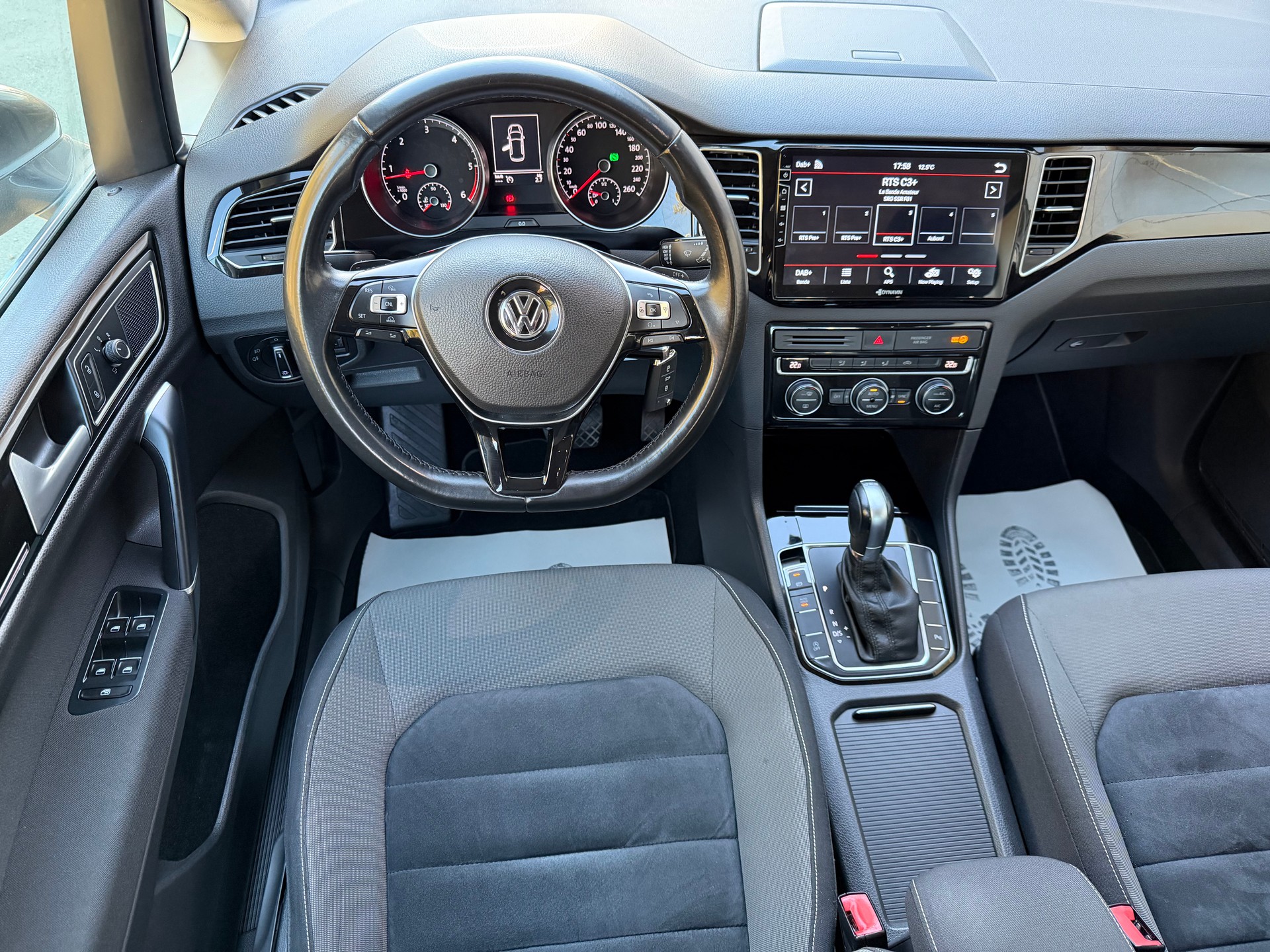 VW Golf Sportsvan 2.0 TDI Highline DSG-image-7