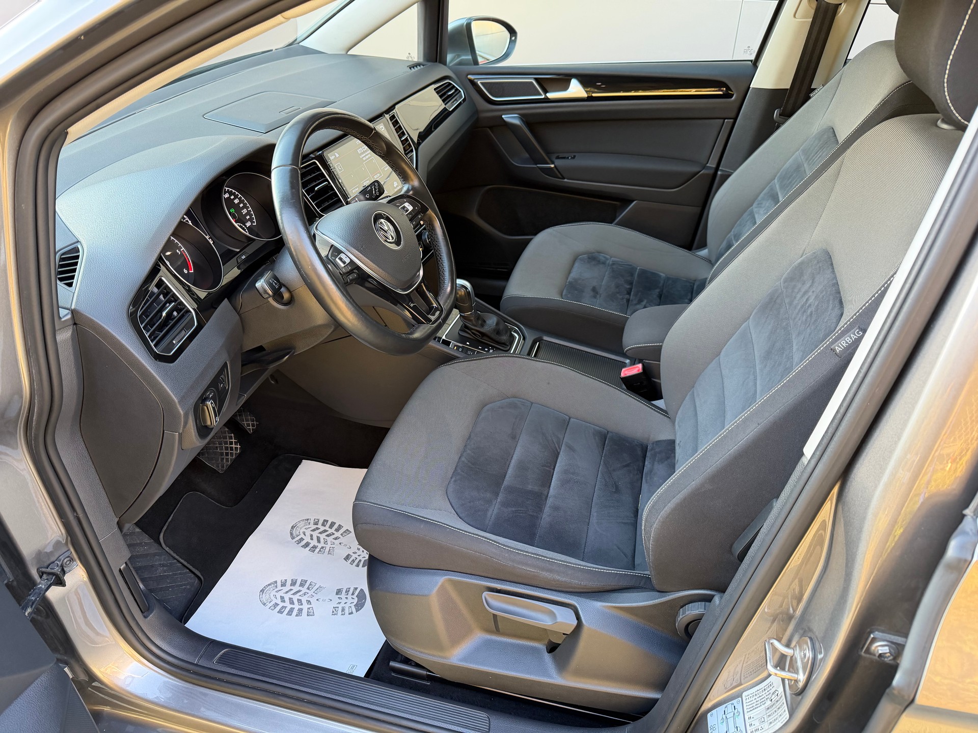 VW Golf Sportsvan 2.0 TDI Highline DSG-image-8