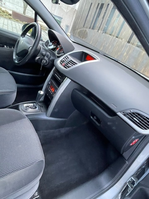 PEUGEOT 207 1.6 16V XS Automatic-image-21