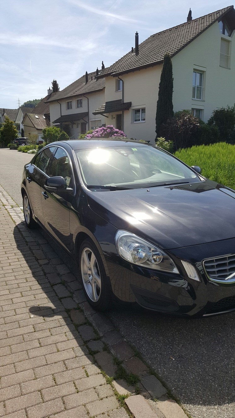 VOLVO S60 D5 Momentum AWD-image-0