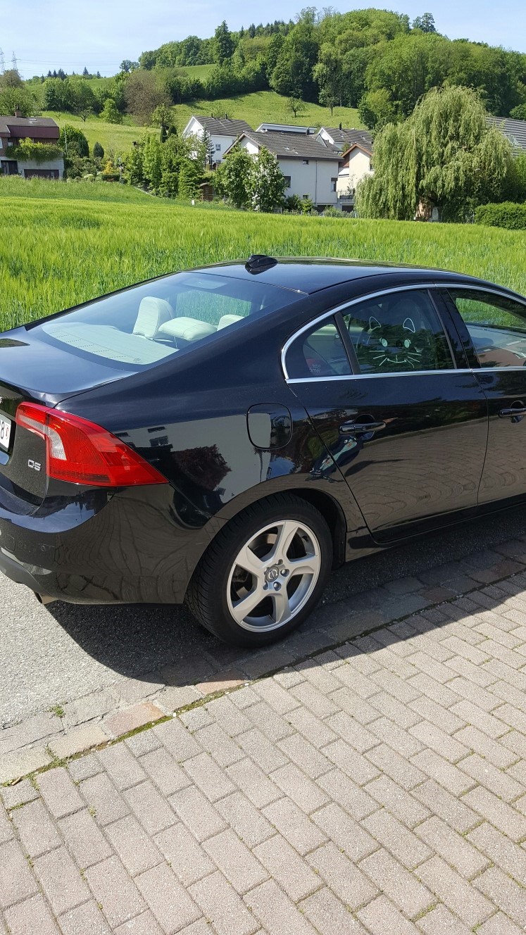 VOLVO S60 D5 Momentum AWD-image-1