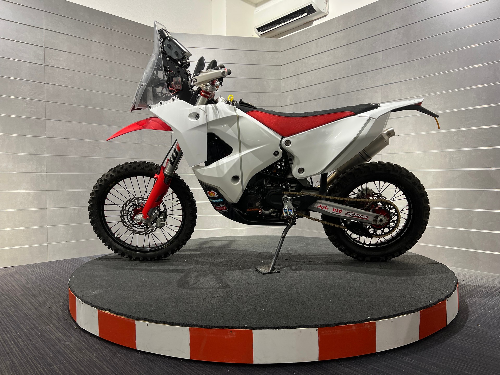 KTM 690 Rally-showroom-element-1