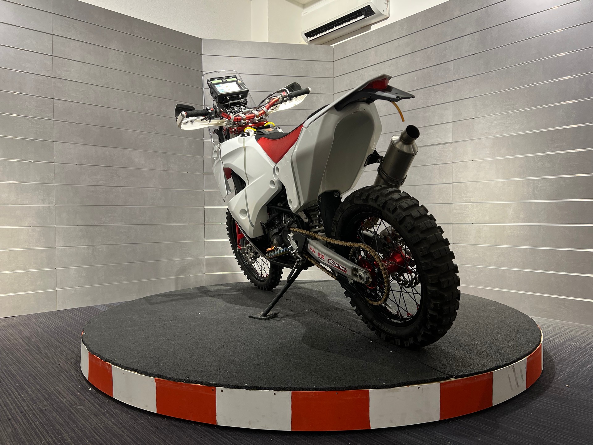 KTM 690 Rally-showroom-element-3