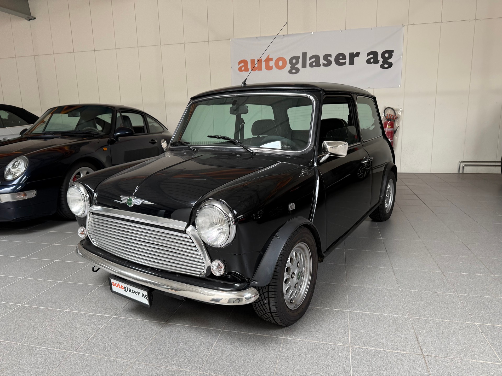 MINI 1.3i Seven-showroom-element-3