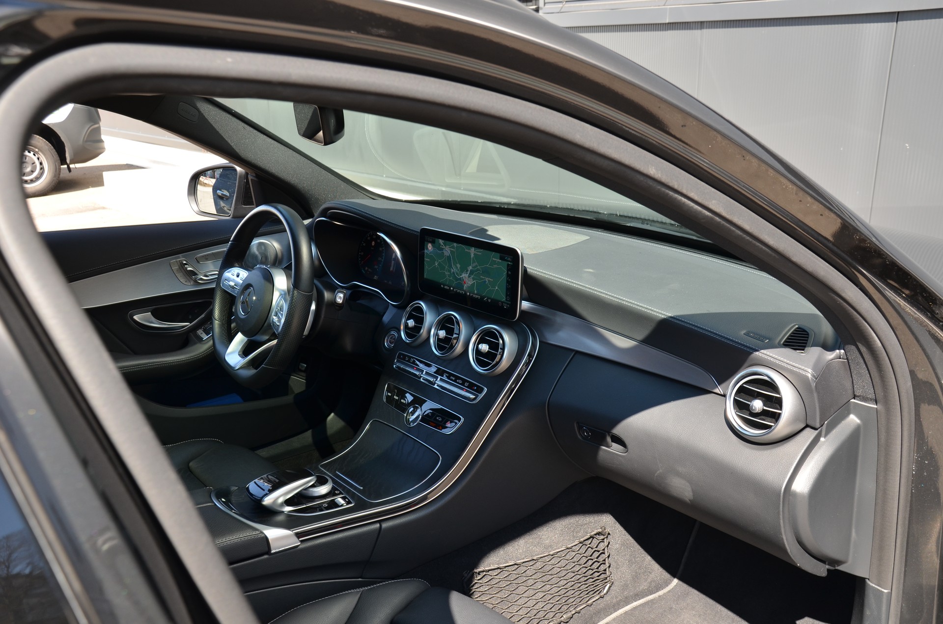 MERCEDES-BENZ C 300 AMG Line 4Matic 9G-Tronic-image-12