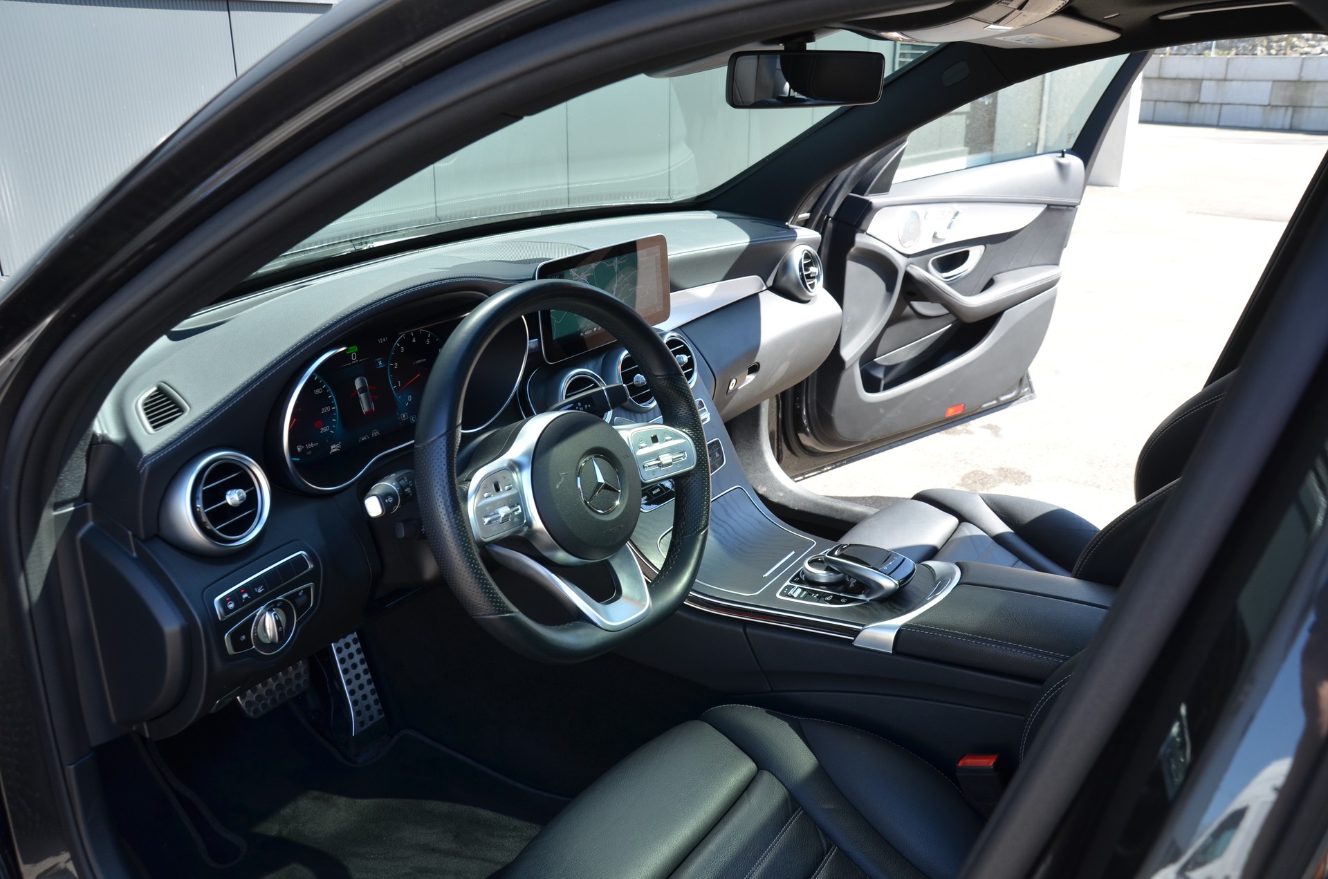 MERCEDES-BENZ C 300 AMG Line 4Matic 9G-Tronic-image-17