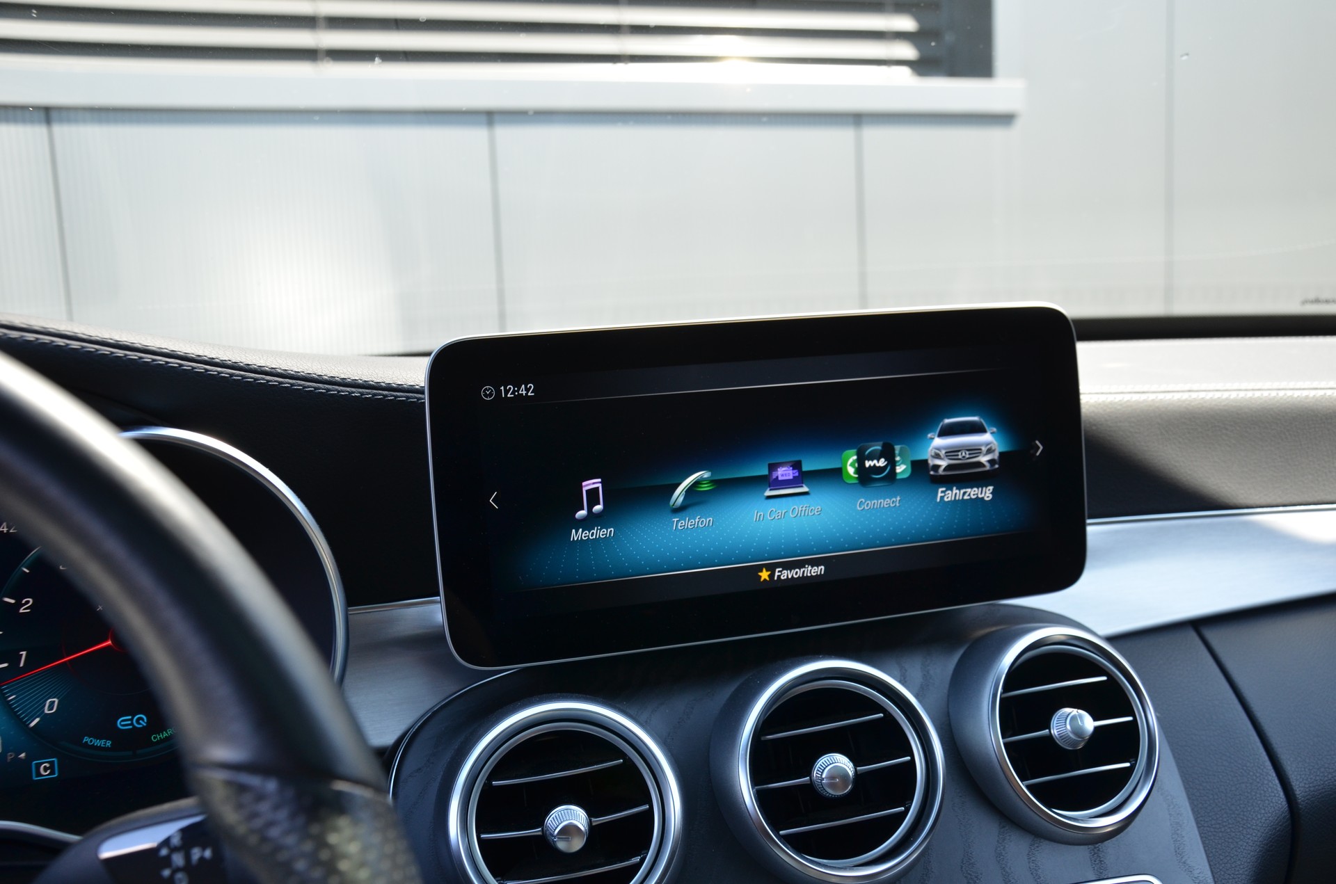 MERCEDES-BENZ C 300 AMG Line 4Matic 9G-Tronic-image-22