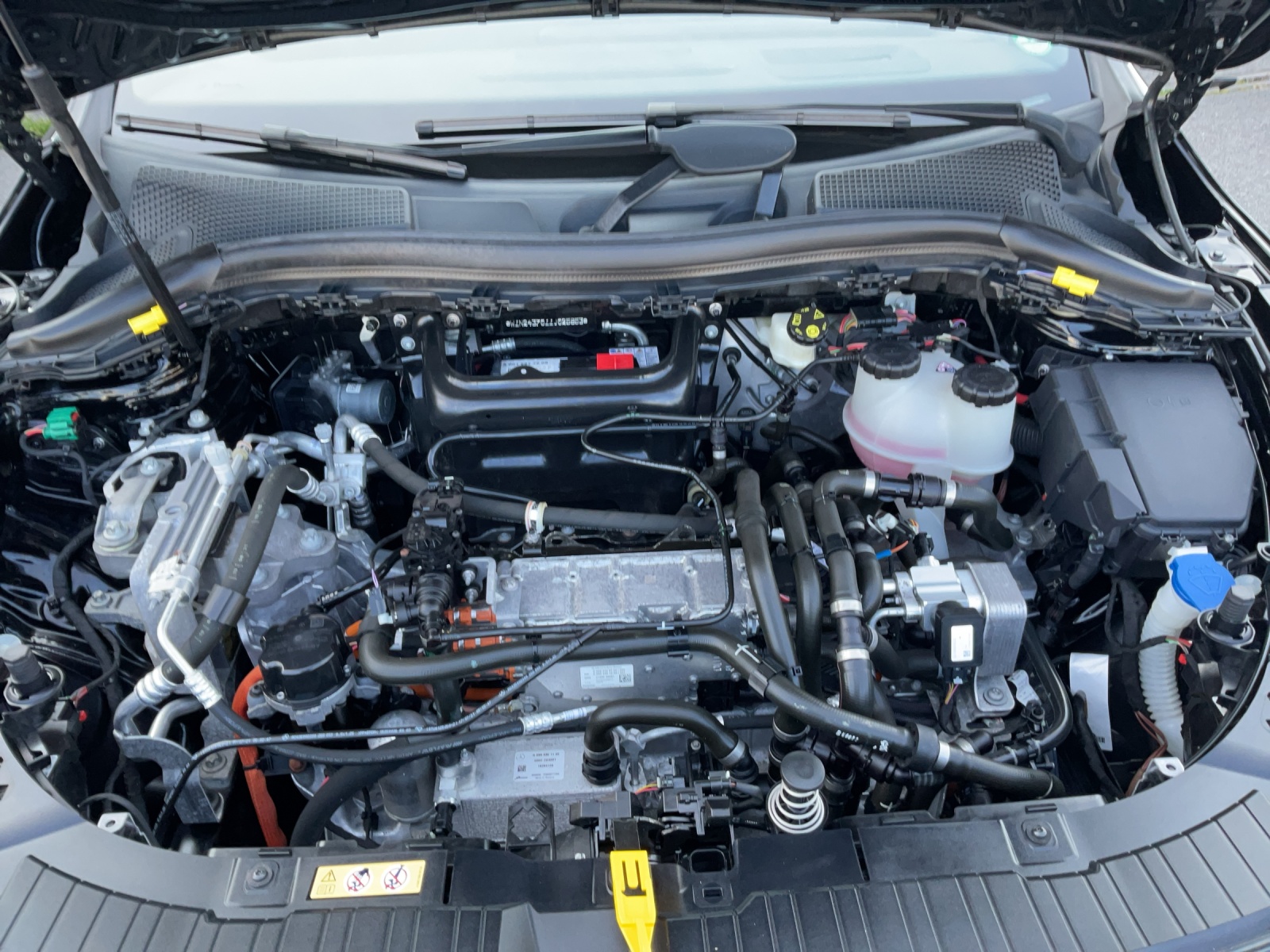 MERCEDES-BENZ EQA 250-image-17