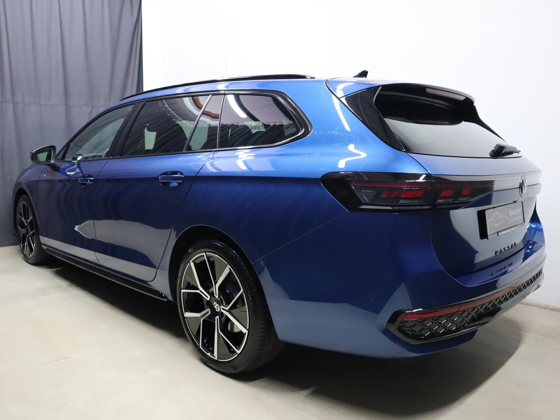 VW Passat Variant 2.0 TSI 4Motion DSG R-Line - Black Style - Panorama - Leder - Navi - Sitzbelüftung - AHK - 360° Kamera - 266 PS-showroom-element-3