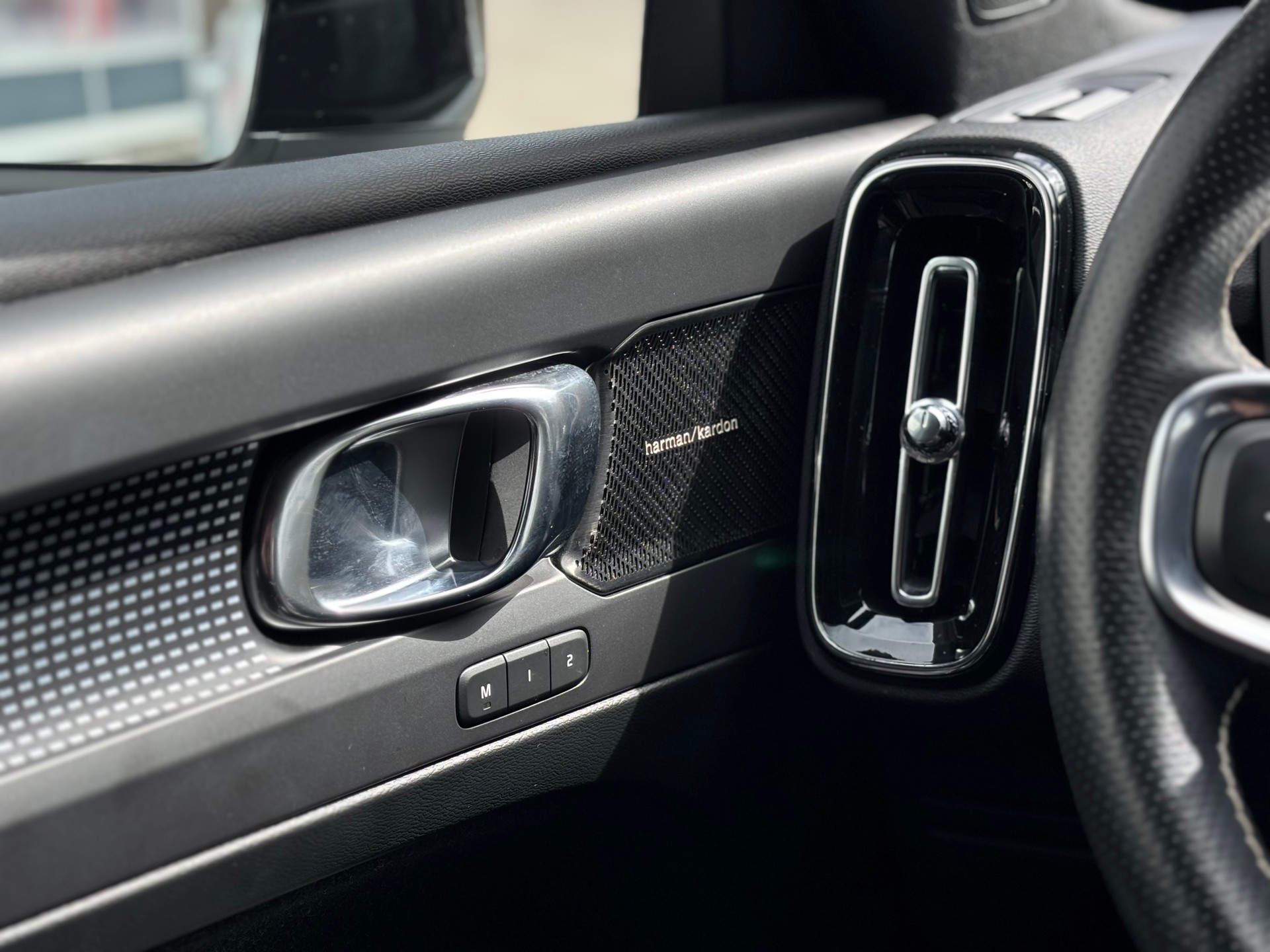 VOLVO XC40 2.0 T5 R-Design AWD-image-16