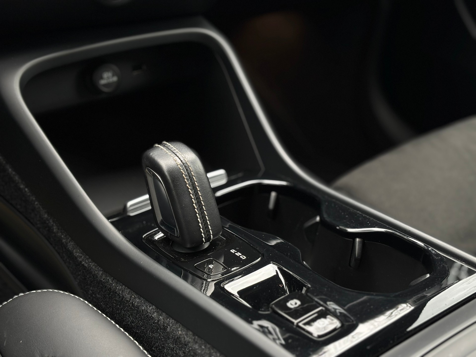 VOLVO XC40 2.0 T5 R-Design AWD-image-15