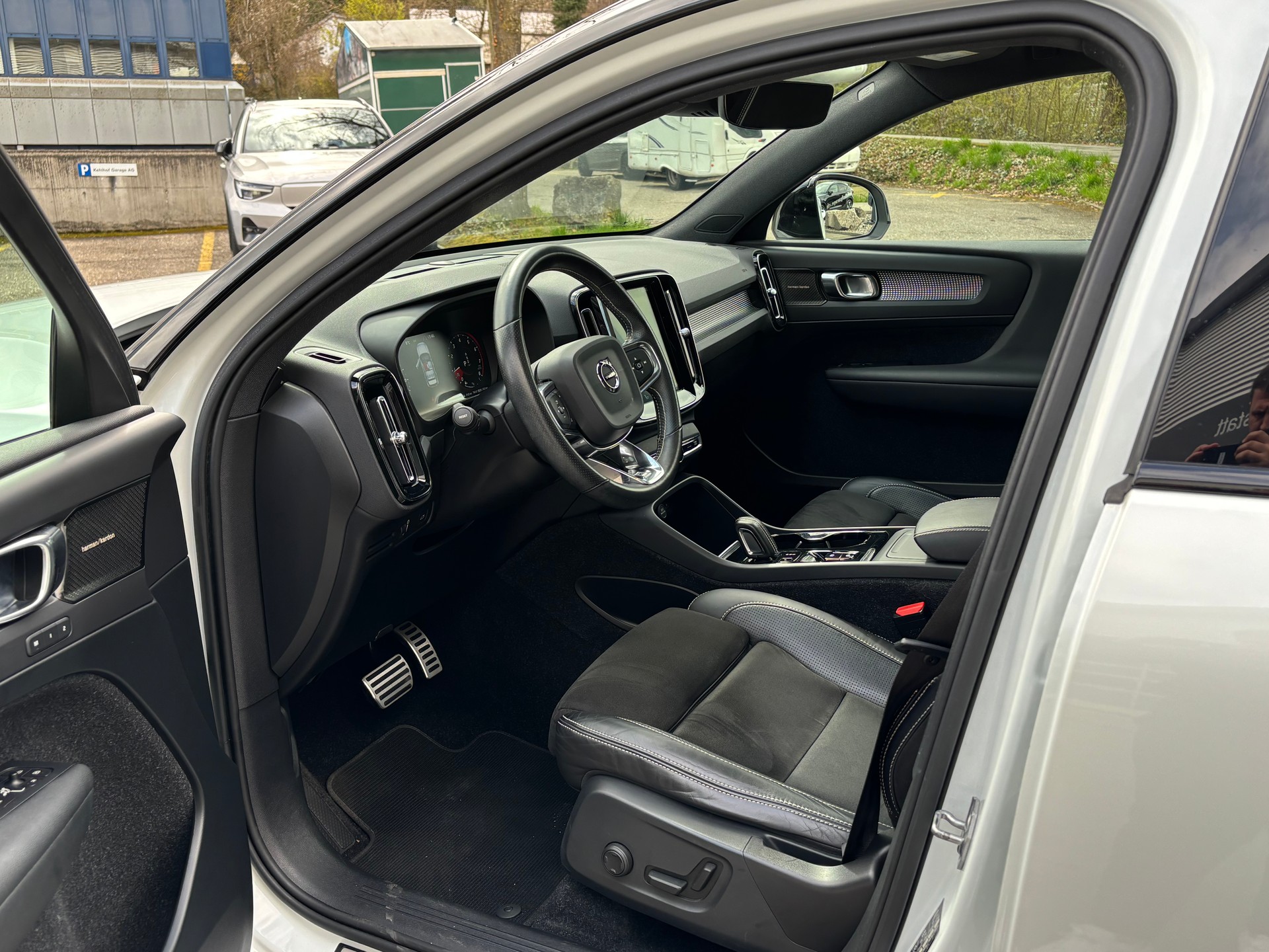 VOLVO XC40 2.0 T5 R-Design AWD-image-3