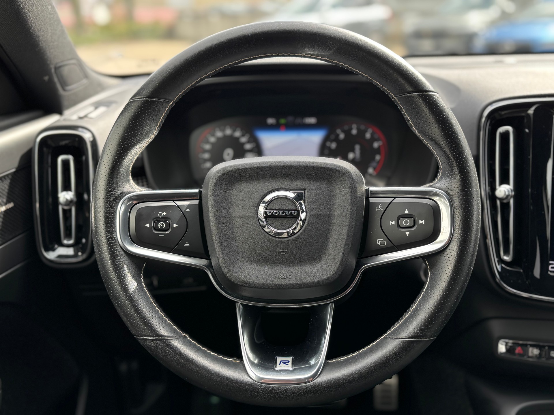 VOLVO XC40 2.0 T5 R-Design AWD-image-17