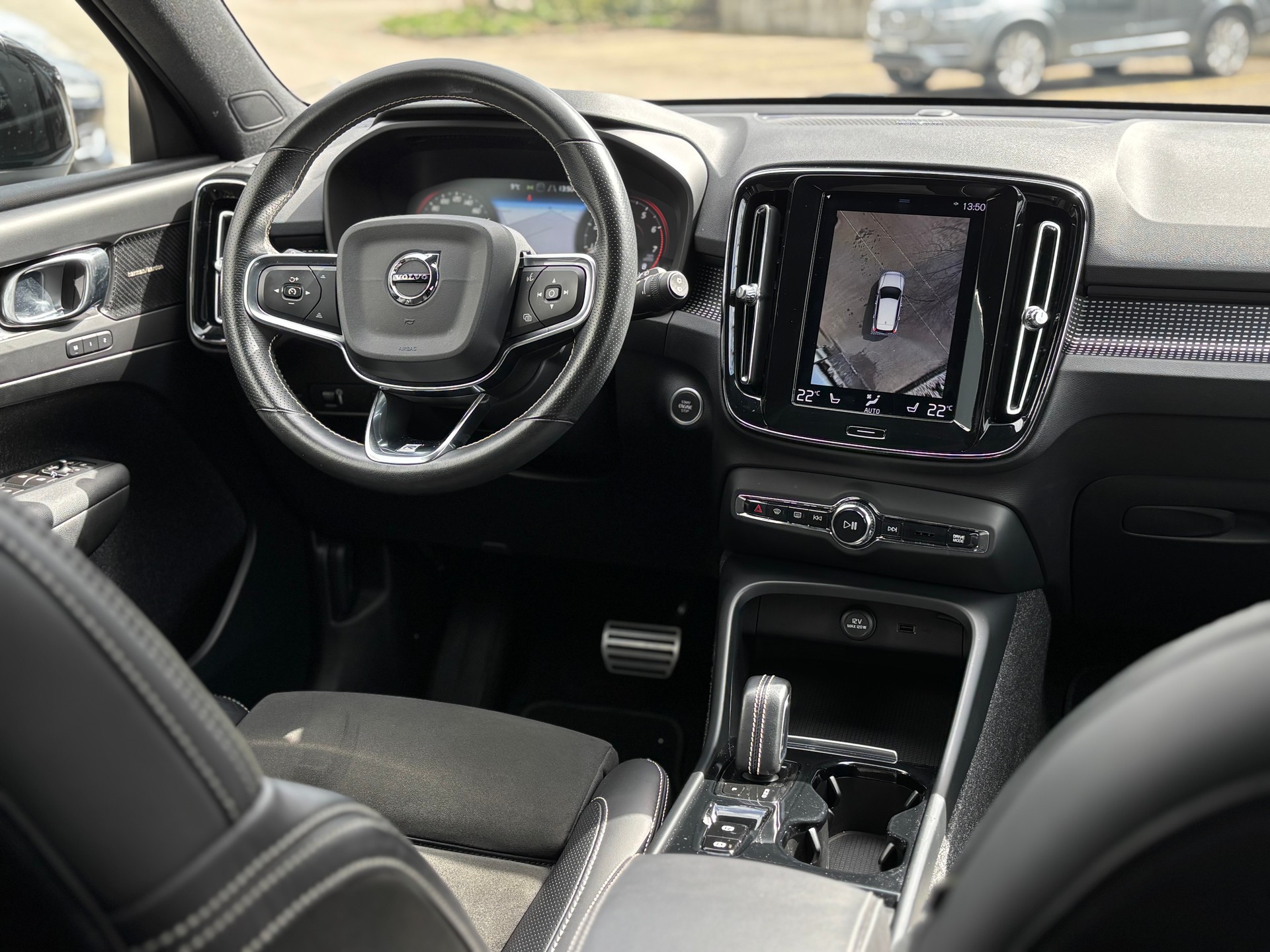 VOLVO XC40 2.0 T5 R-Design AWD-image-13