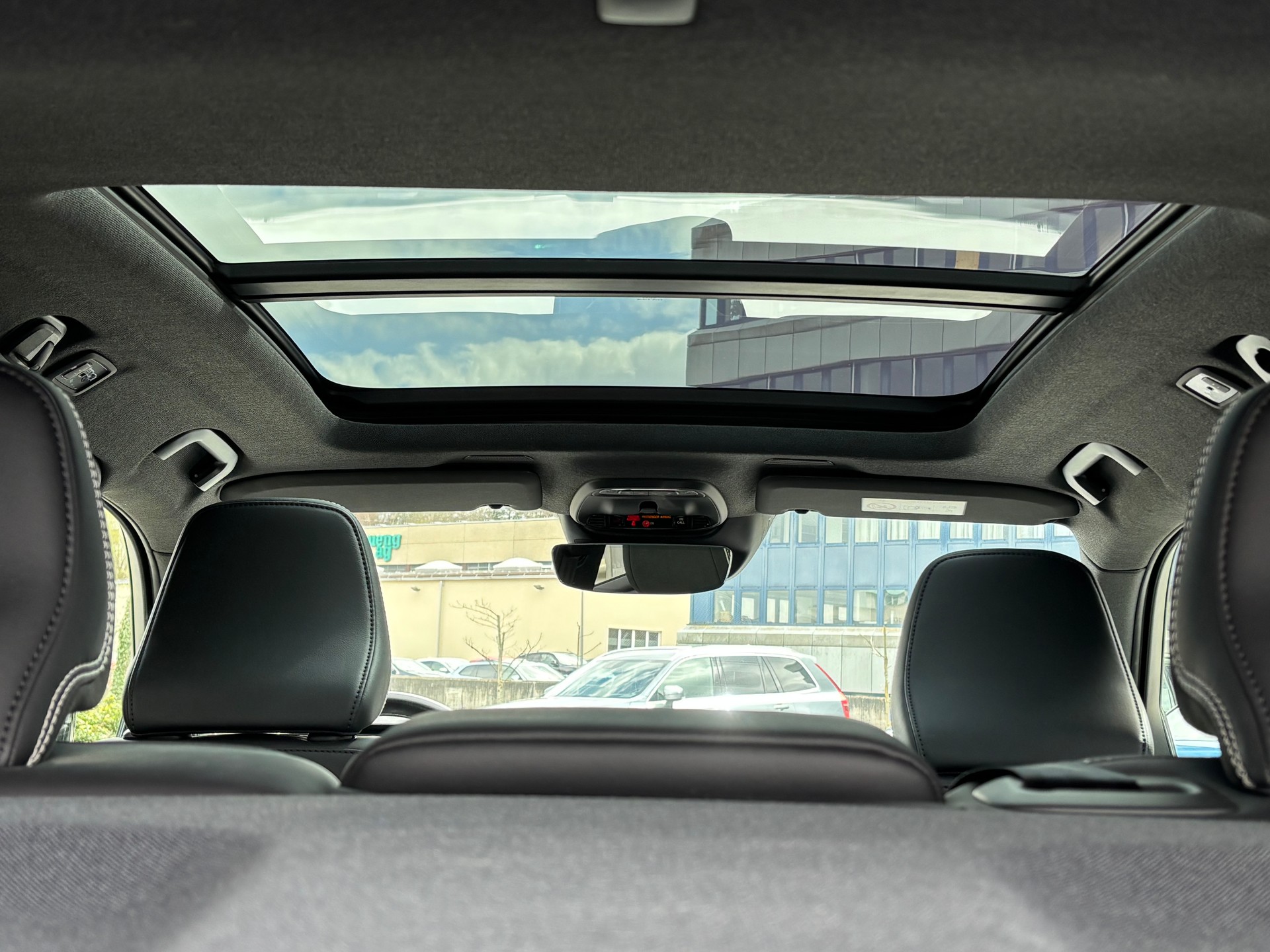 VOLVO XC40 2.0 T5 R-Design AWD-image-10