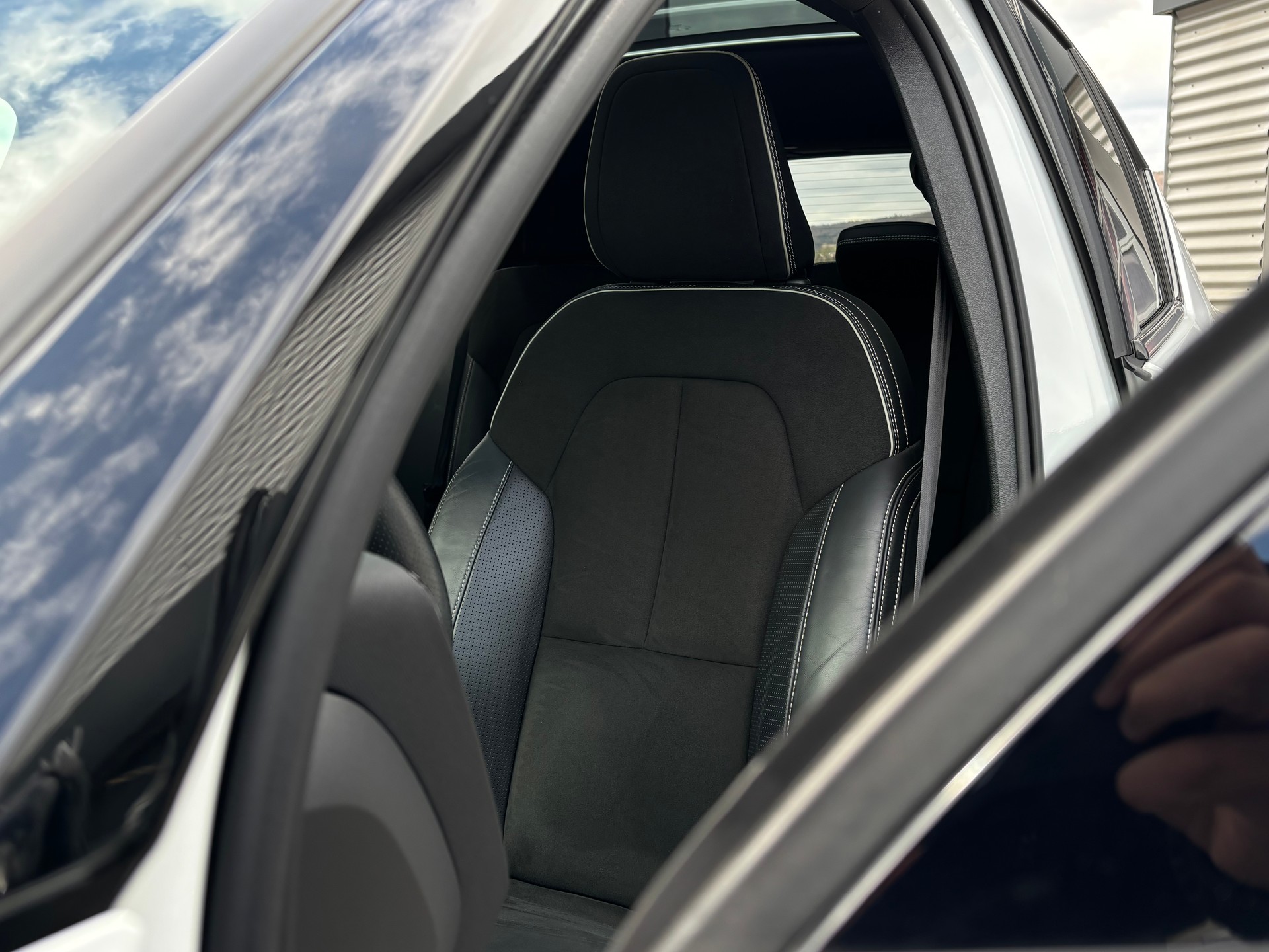 VOLVO XC40 2.0 T5 R-Design AWD-image-2