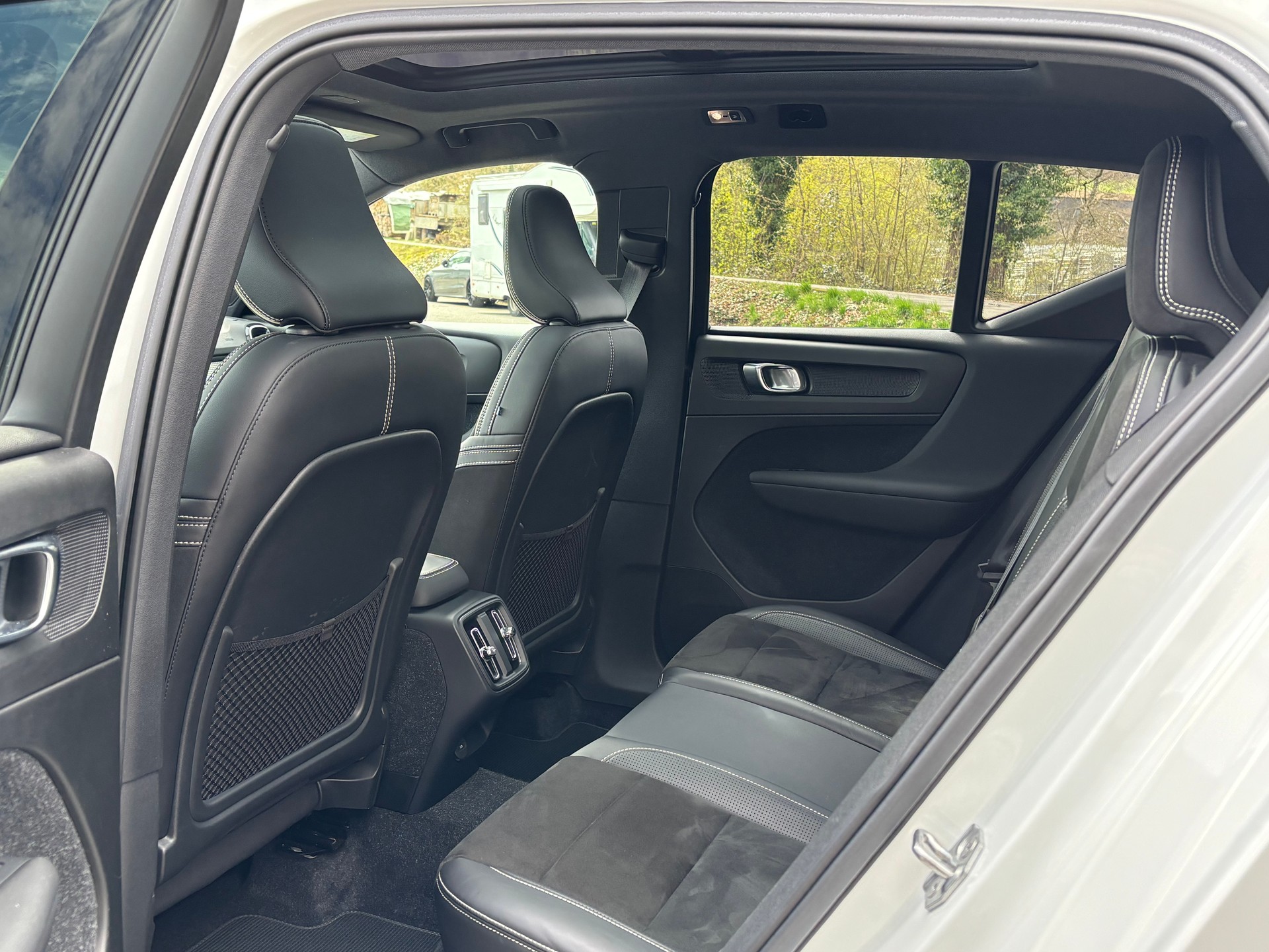 VOLVO XC40 2.0 T5 R-Design AWD-image-11