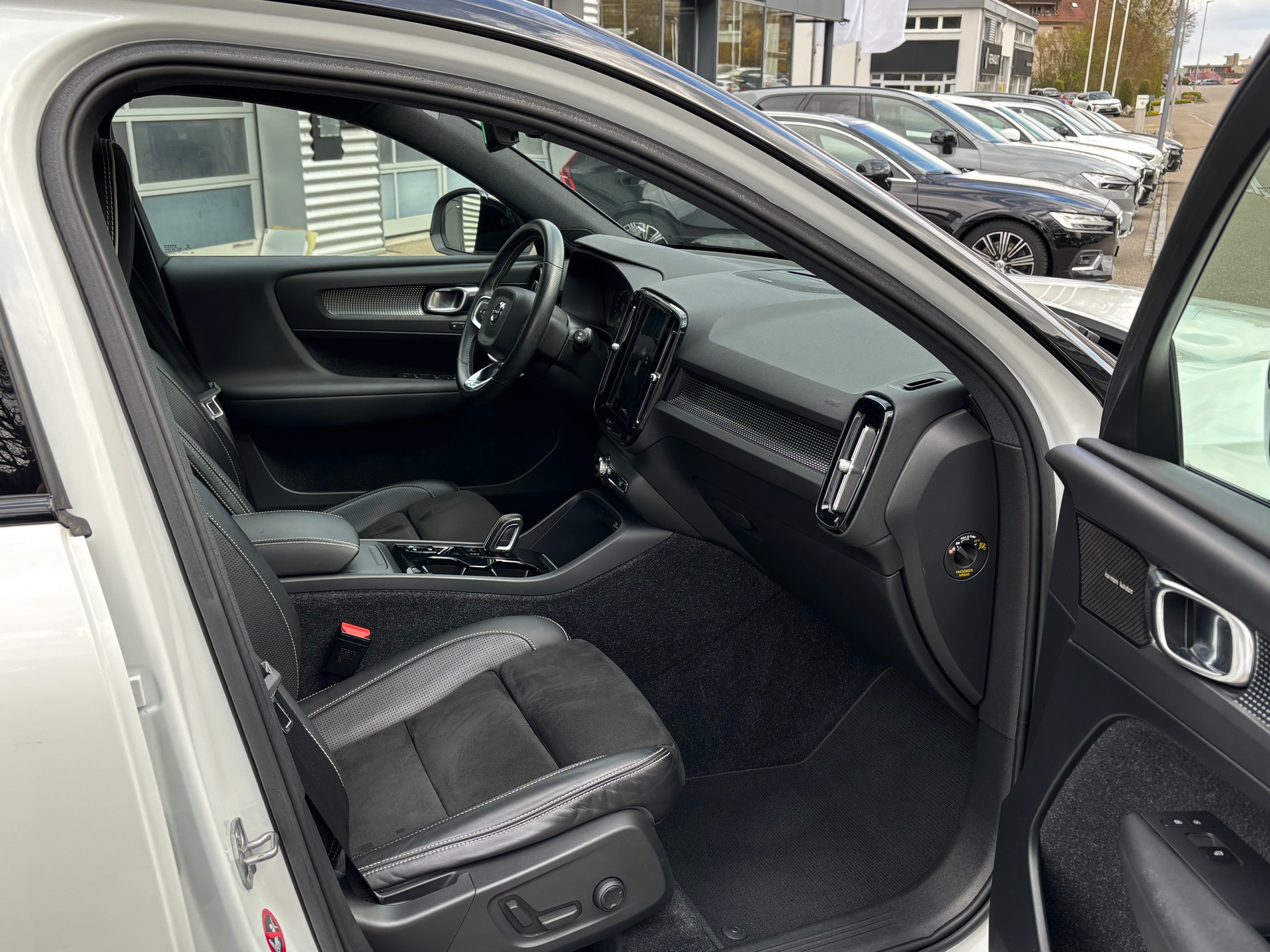 VOLVO XC40 2.0 T5 R-Design AWD-image-6