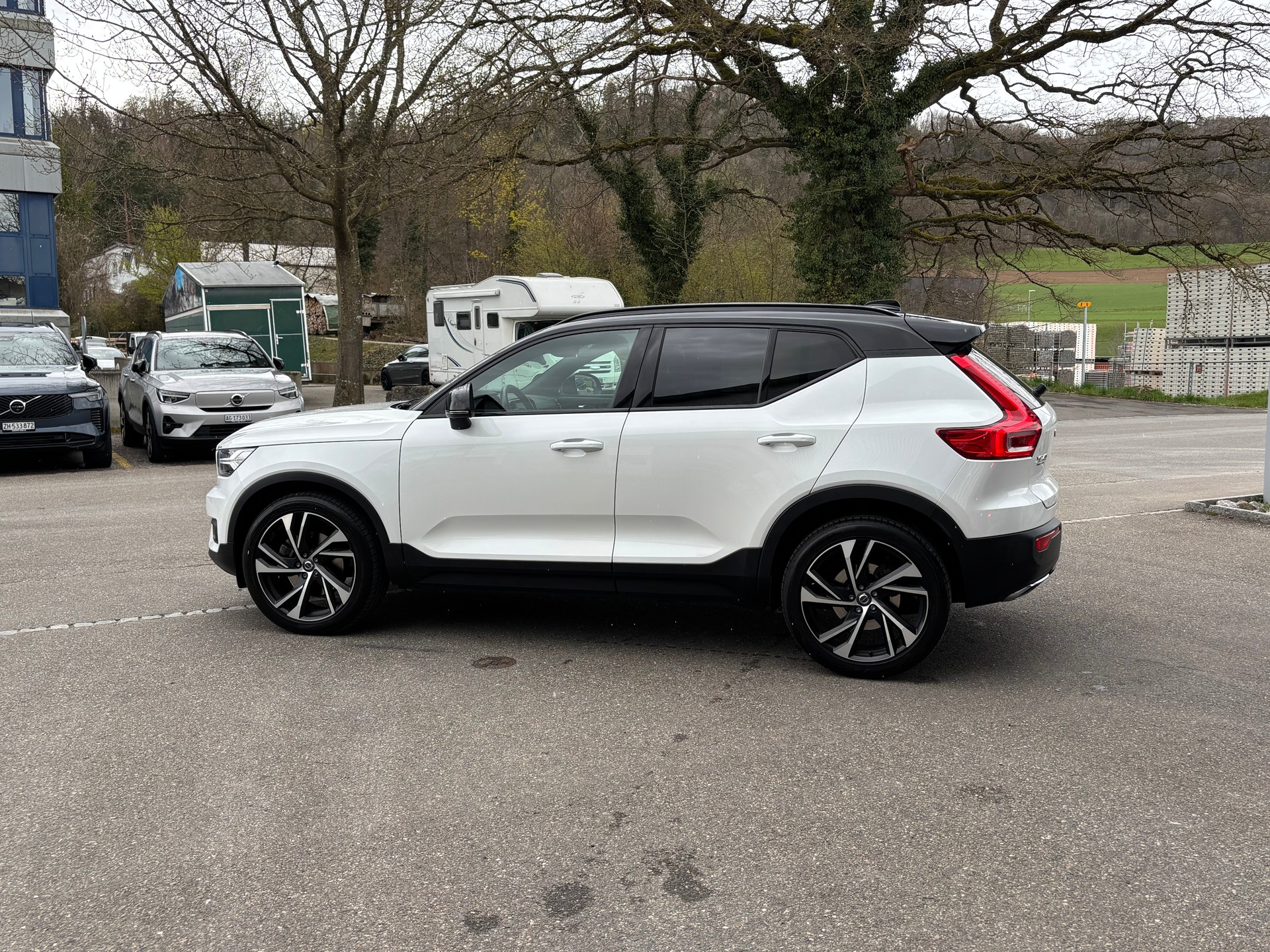 VOLVO XC40 2.0 T5 R-Design AWD-image-4