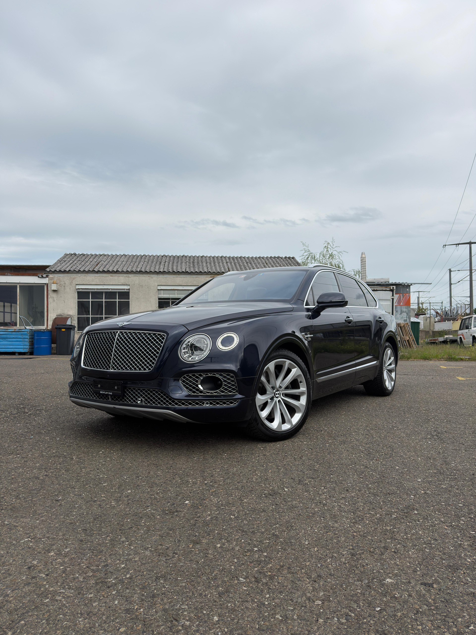 BENTLEY Bentayga W12 Vollaustattung Apple Carplay Top Farben Kombination-image-14