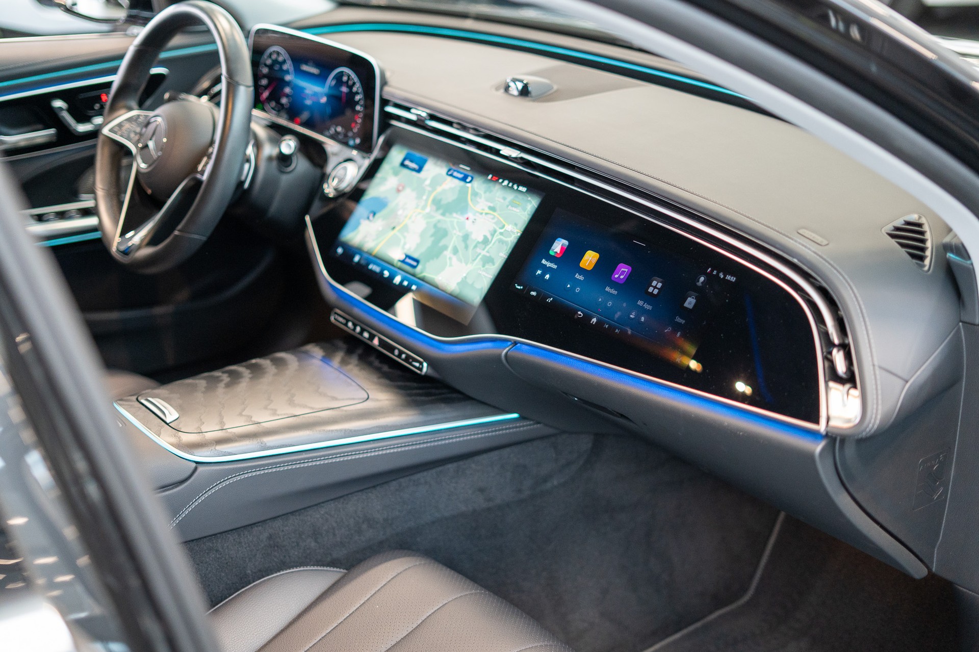 MERCEDES-BENZ E 300 de Avantgarde 4matic Kombi / MBUX Superscreen / Burmester / 360° Kamera-image-13