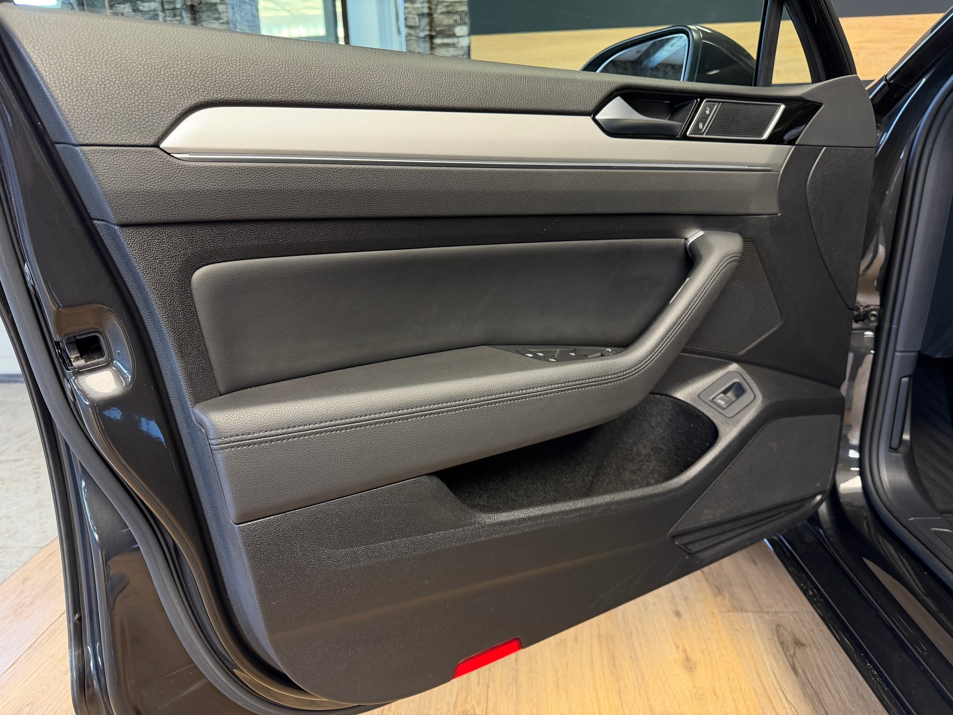 VW Passat Variant 2.0 TDI BMT Highline DSG-image-15