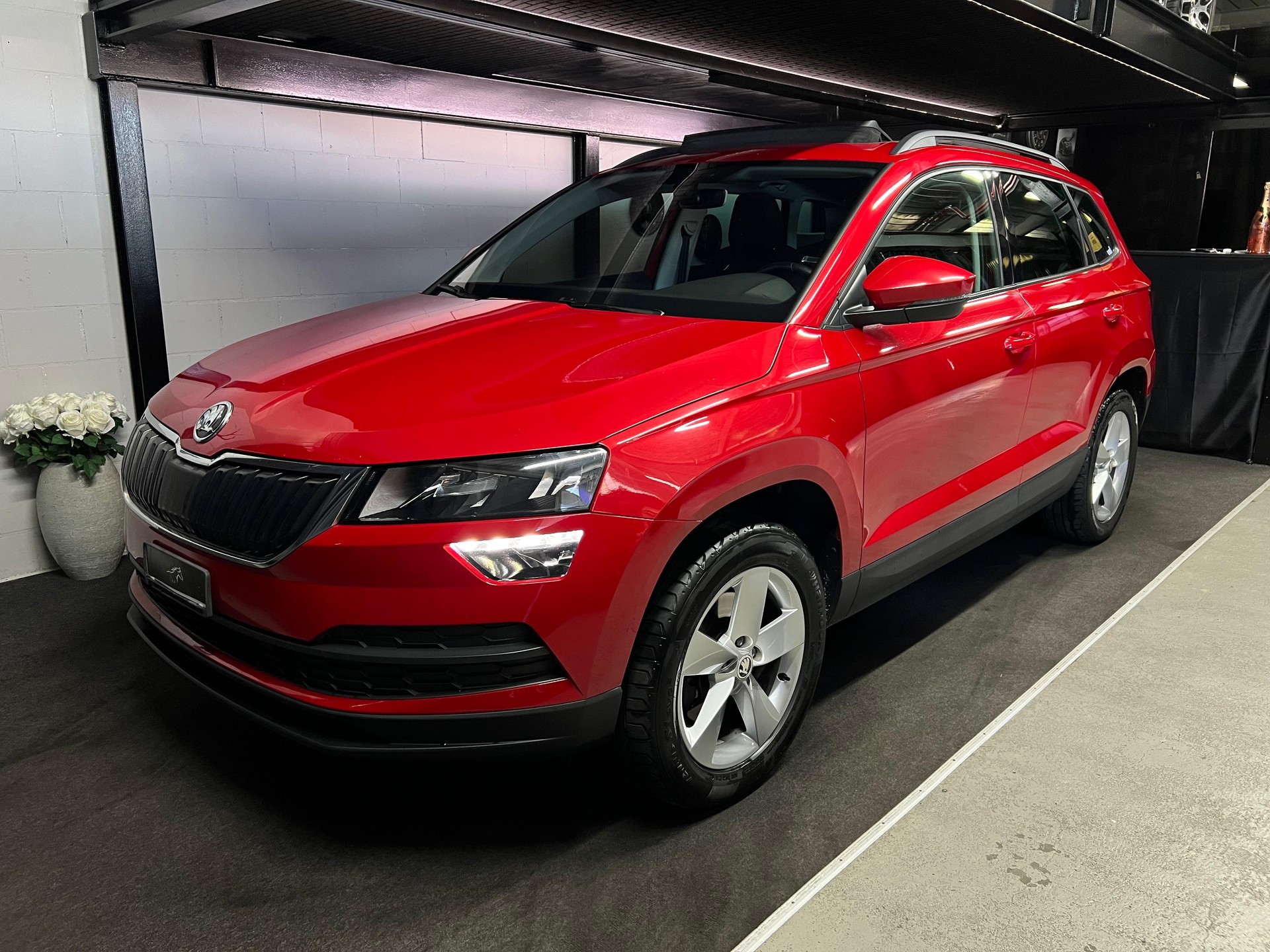 SKODA Karoq 2.0 TDI CR Ambition 4x4 DSG /Anhängerkupplung / Panoramadach-image-1