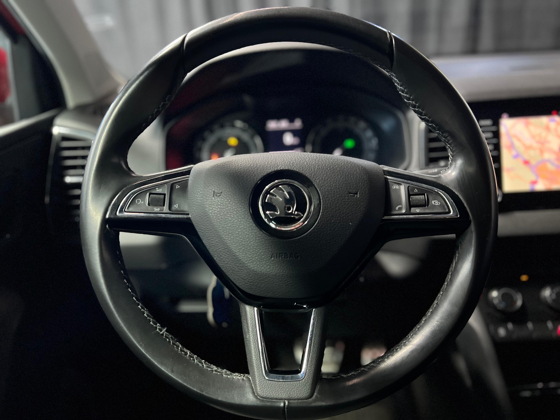 SKODA Karoq 2.0 TDI CR Ambition 4x4 DSG /Anhängerkupplung / Panoramadach-image-10