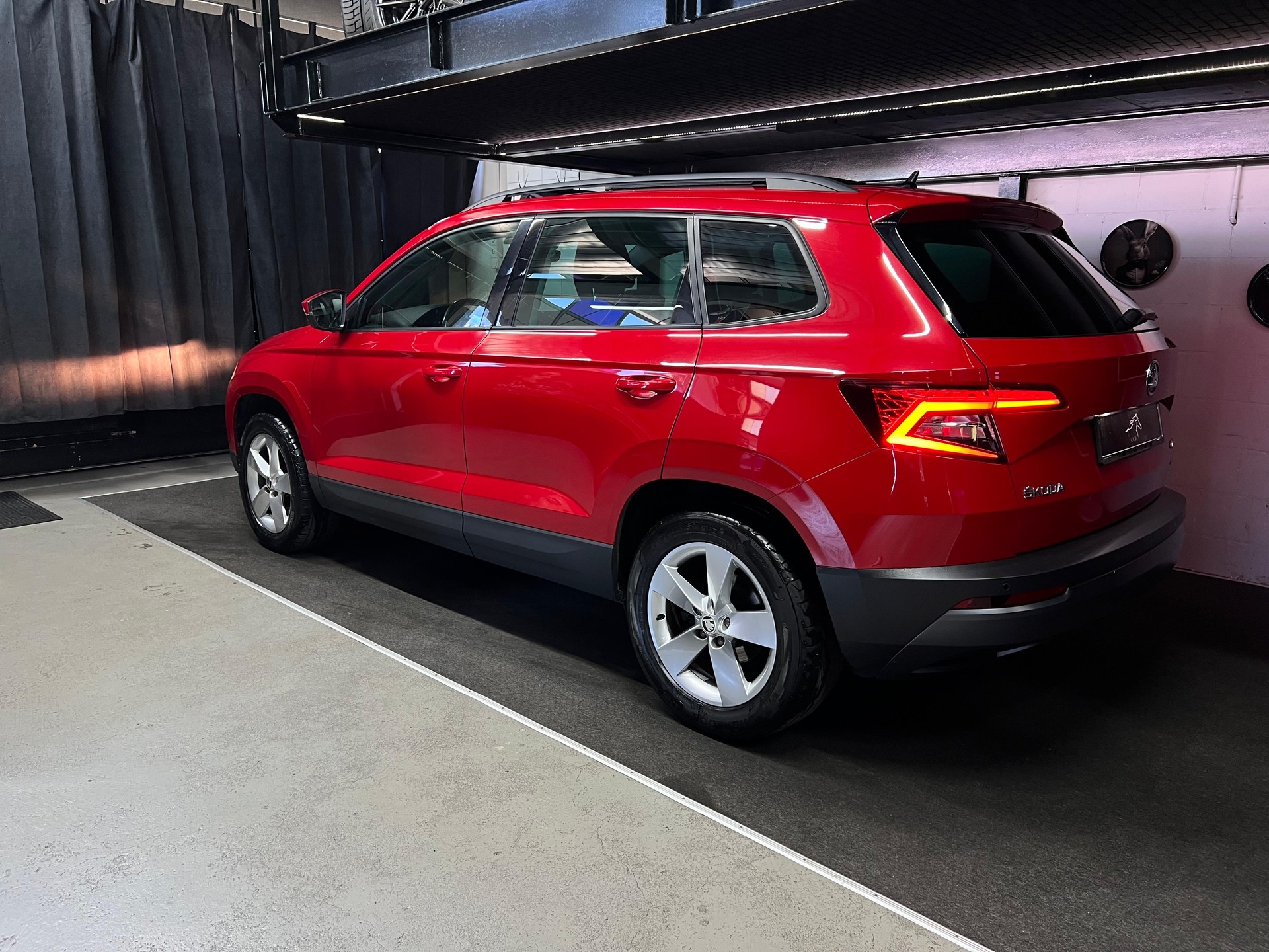 SKODA Karoq 2.0 TDI CR Ambition 4x4 DSG /Anhängerkupplung / Panoramadach-image-2