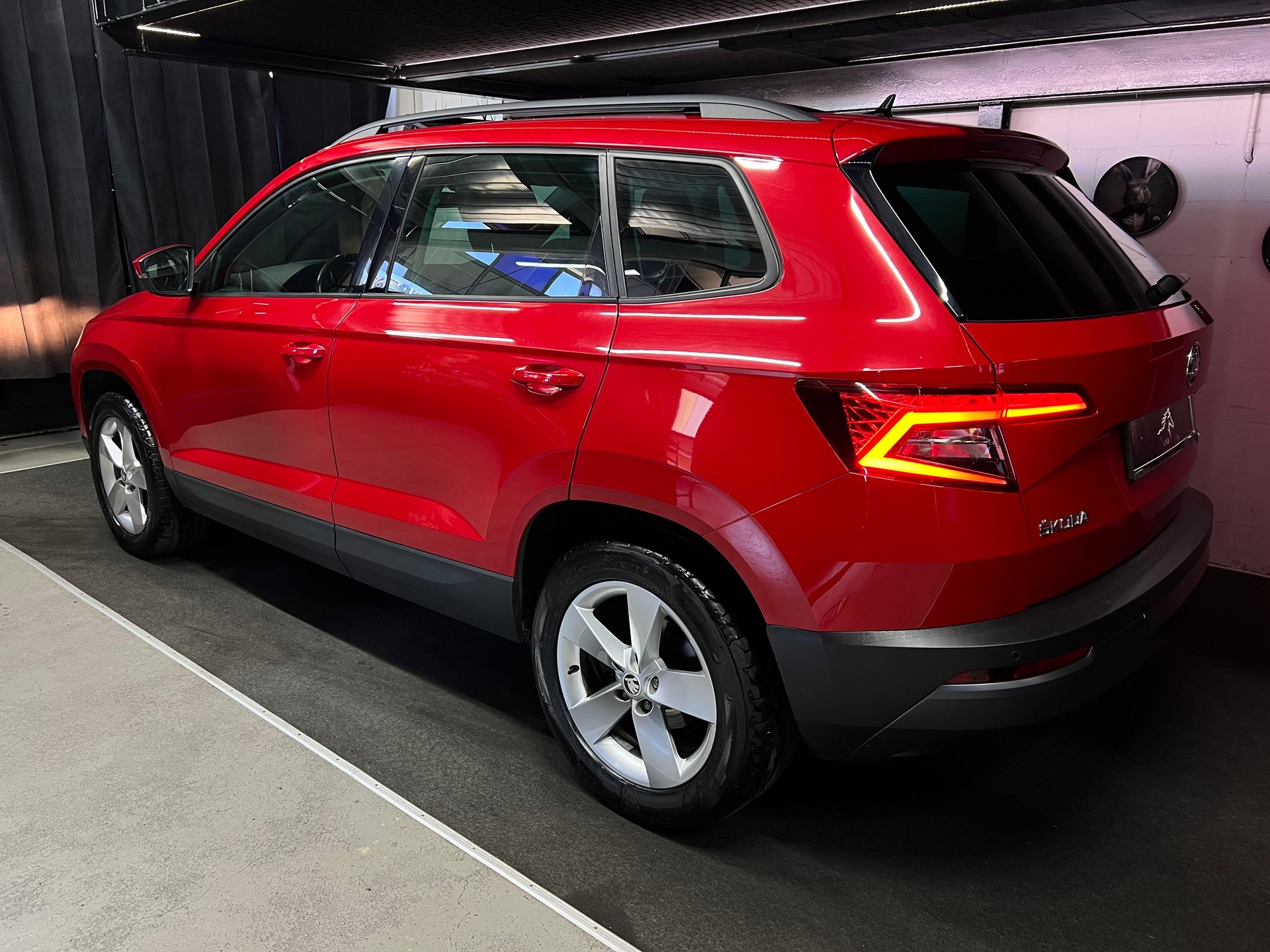 SKODA Karoq 2.0 TDI CR Ambition 4x4 DSG /Anhängerkupplung / Panoramadach-image-3