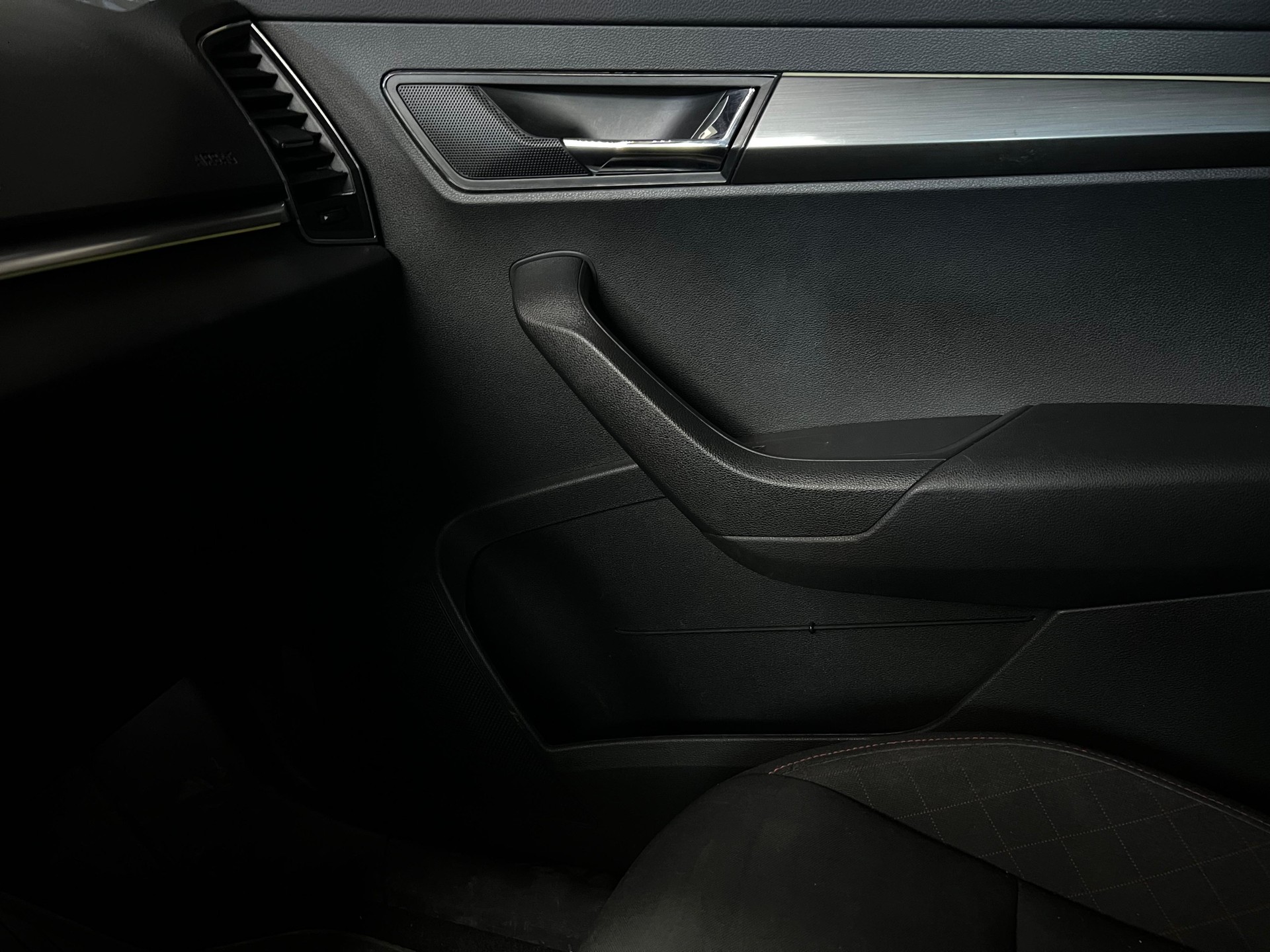 SKODA Karoq 2.0 TDI CR Ambition 4x4 DSG /Anhängerkupplung / Panoramadach-image-13