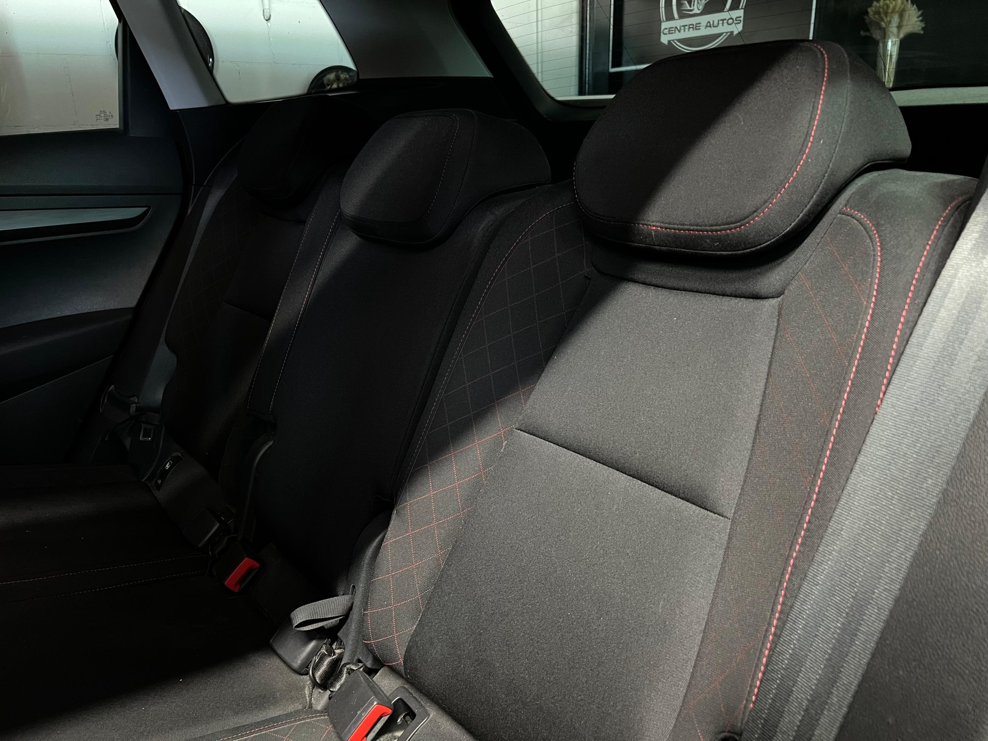 SKODA Karoq 2.0 TDI CR Ambition 4x4 DSG /Anhängerkupplung / Panoramadach-image-9