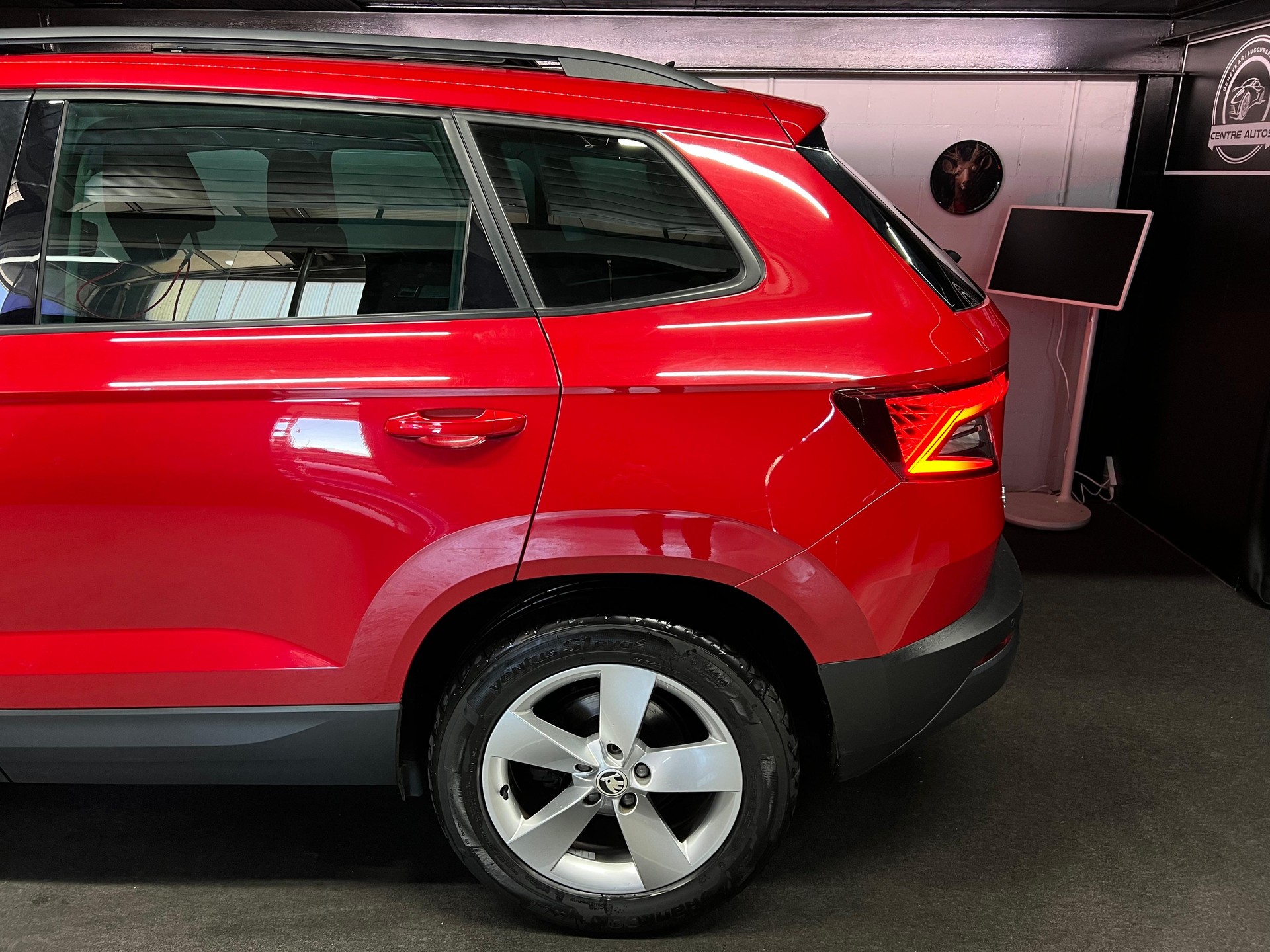 SKODA Karoq 2.0 TDI CR Ambition 4x4 DSG /Anhängerkupplung / Panoramadach-image-7