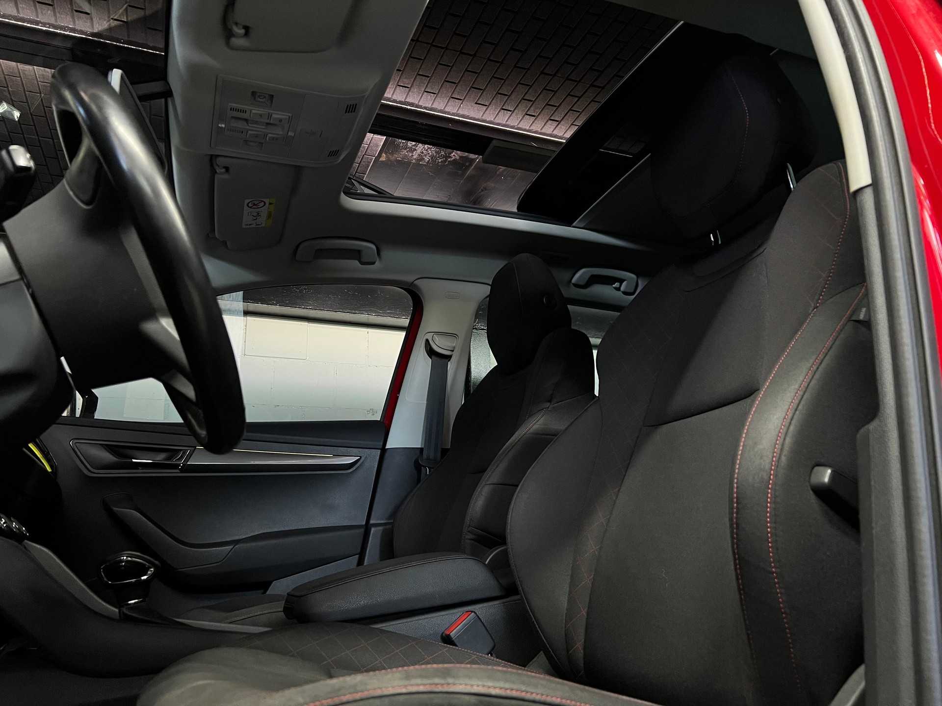 SKODA Karoq 2.0 TDI CR Ambition 4x4 DSG /Anhängerkupplung / Panoramadach-image-8