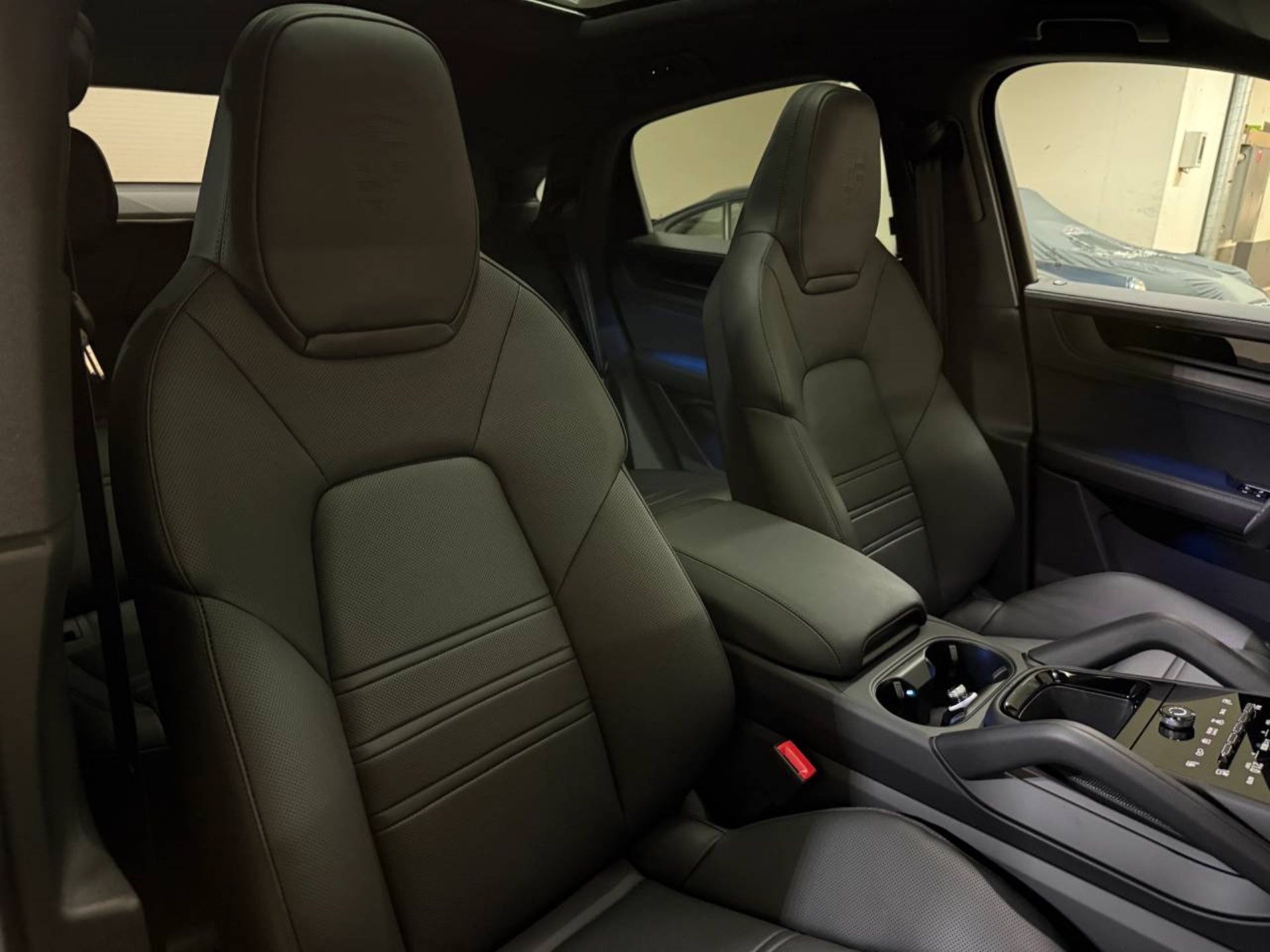 PORSCHE Cayenne E-Hybrid Coupé Black Edition-image-17