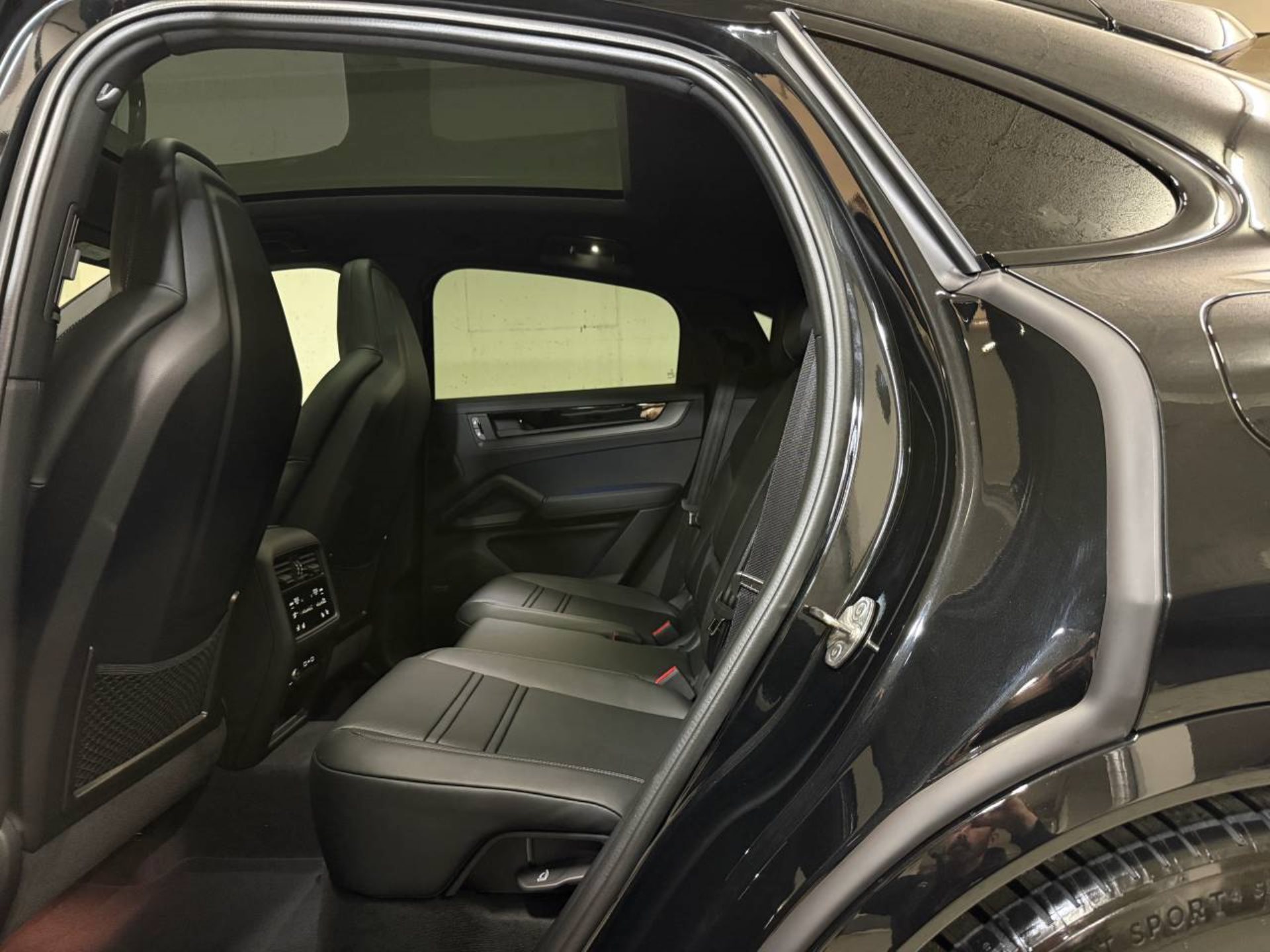 PORSCHE Cayenne E-Hybrid Coupé Black Edition-image-21