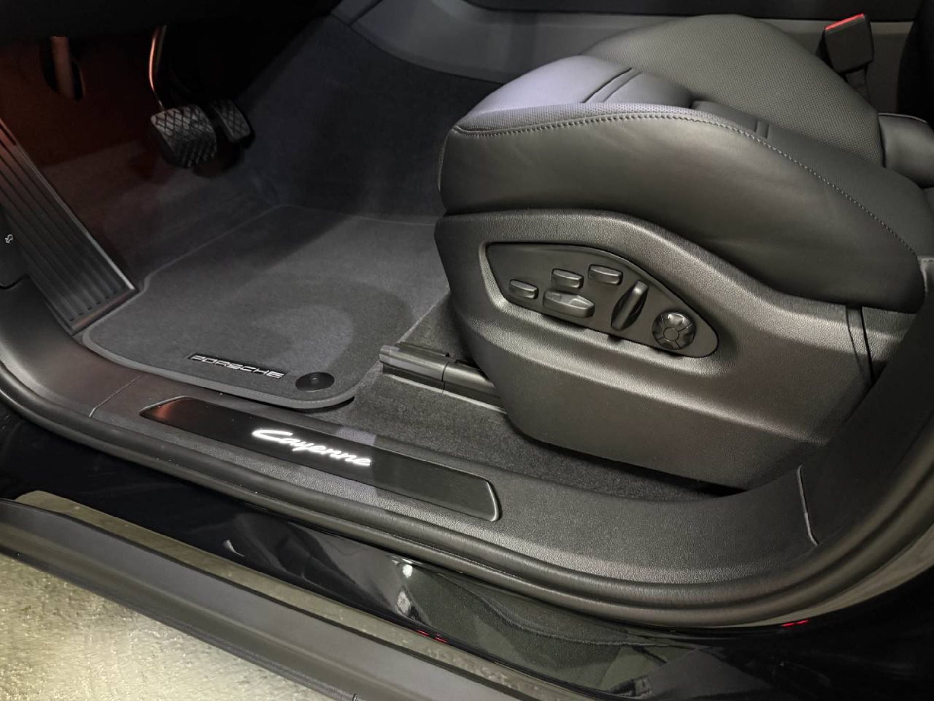 PORSCHE Cayenne E-Hybrid Coupé Black Edition-image-28