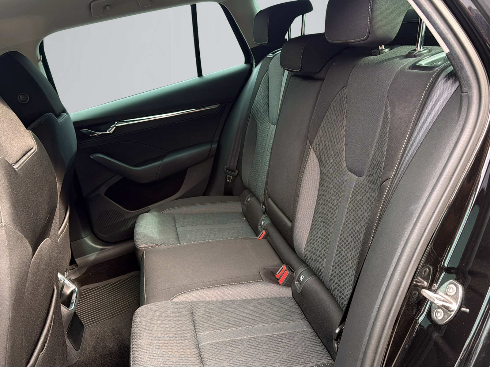 SKODA Octavia Combi 2.0 TDI DSG Style-image-7