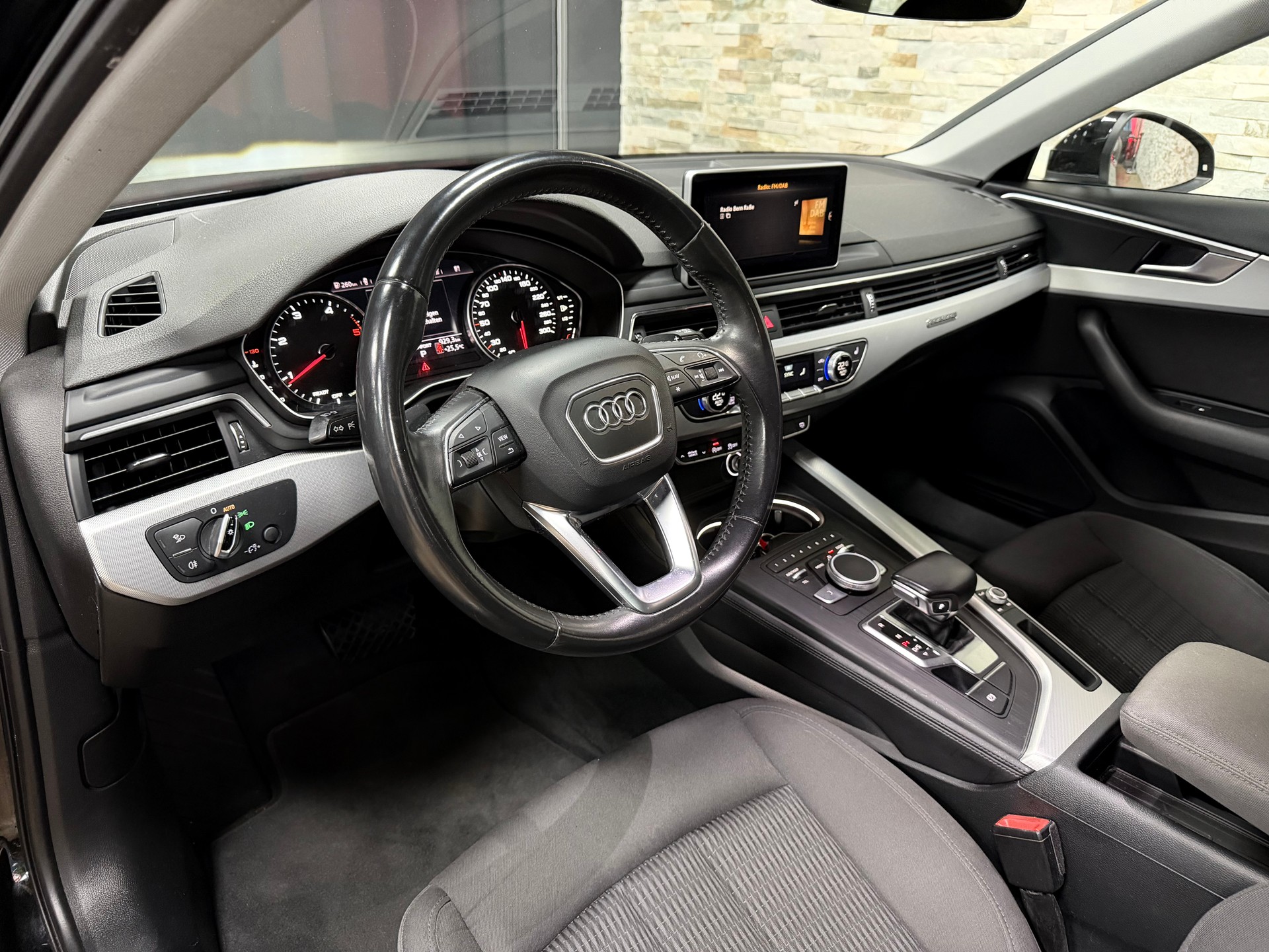 AUDI A4 Avant 2.0 TDI Design quattro S-tronic-image-13