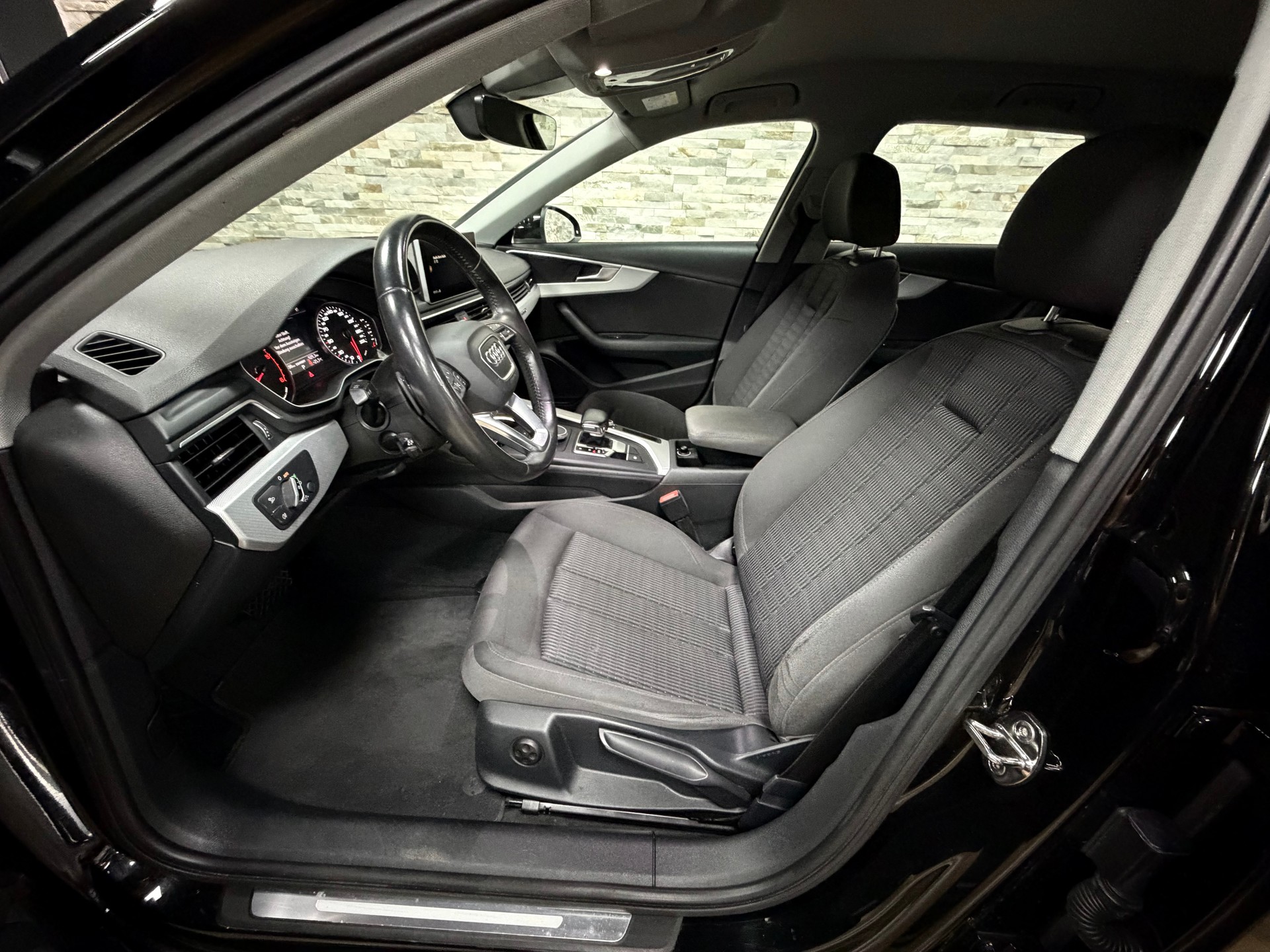 AUDI A4 Avant 2.0 TDI Design quattro S-tronic-image-11