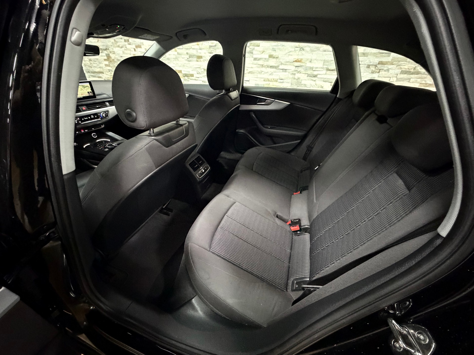 AUDI A4 Avant 2.0 TDI Design quattro S-tronic-image-24