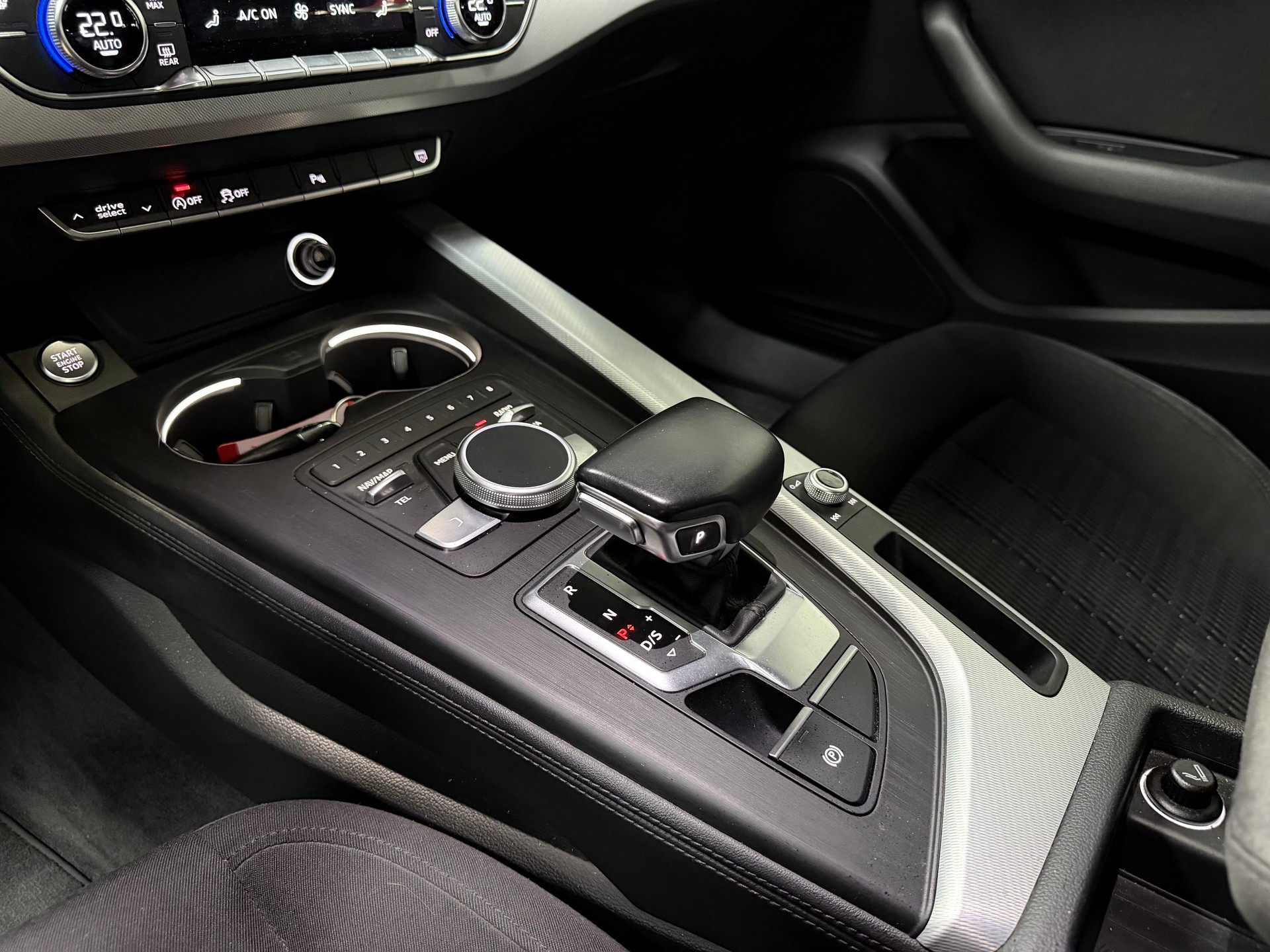 AUDI A4 Avant 2.0 TDI Design quattro S-tronic-image-17