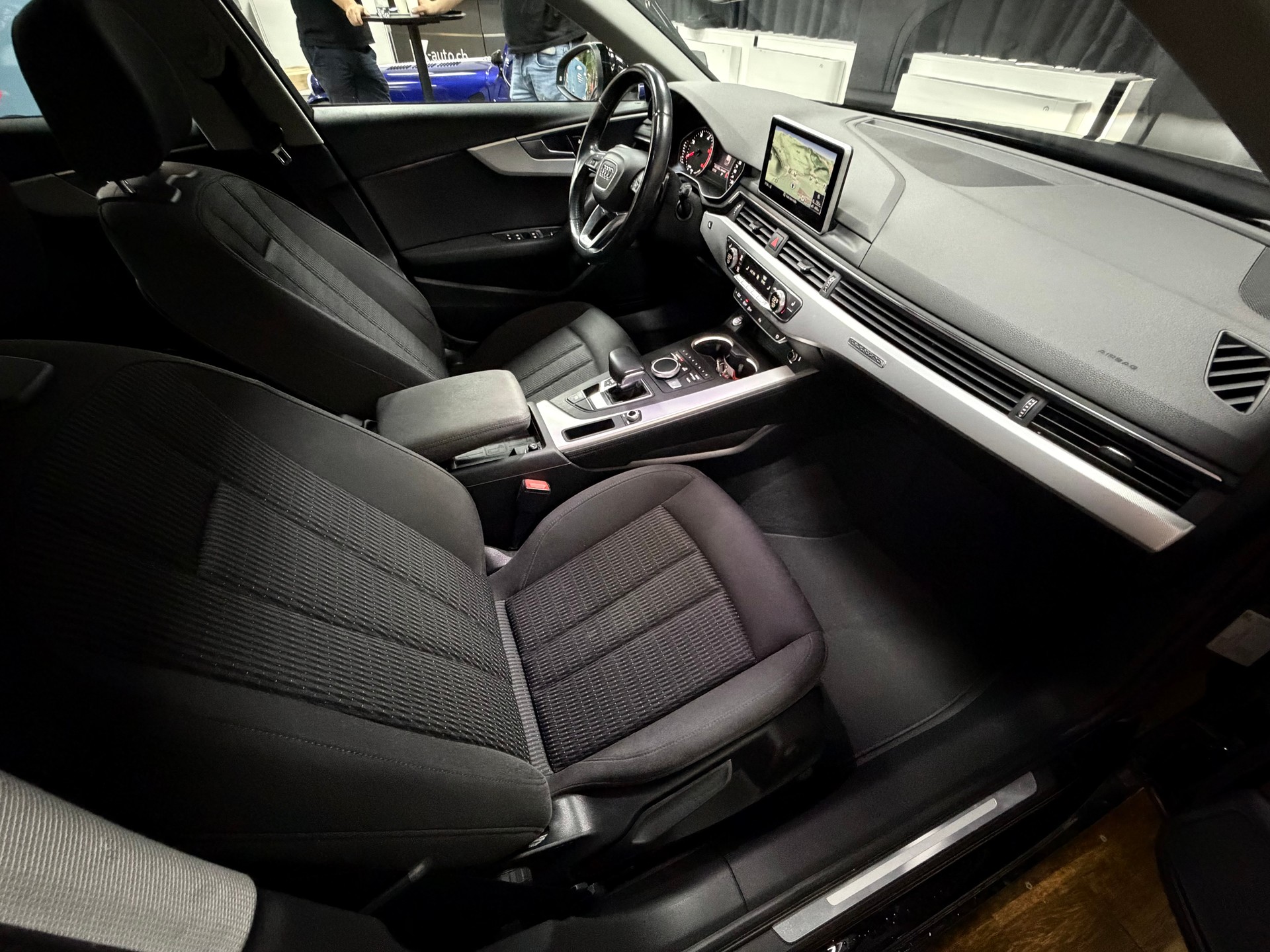 AUDI A4 Avant 2.0 TDI Design quattro S-tronic-image-29