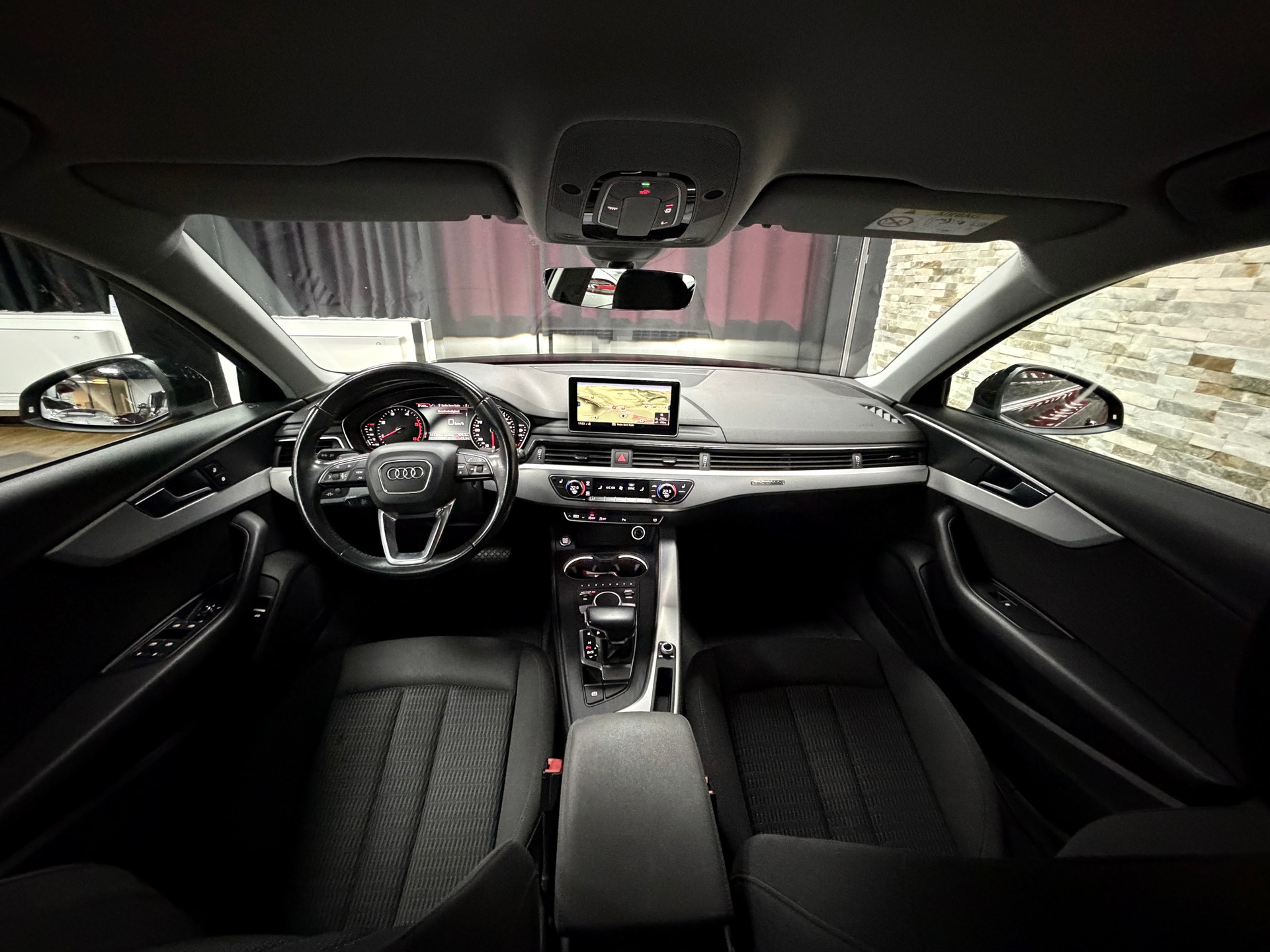 AUDI A4 Avant 2.0 TDI Design quattro S-tronic-image-26