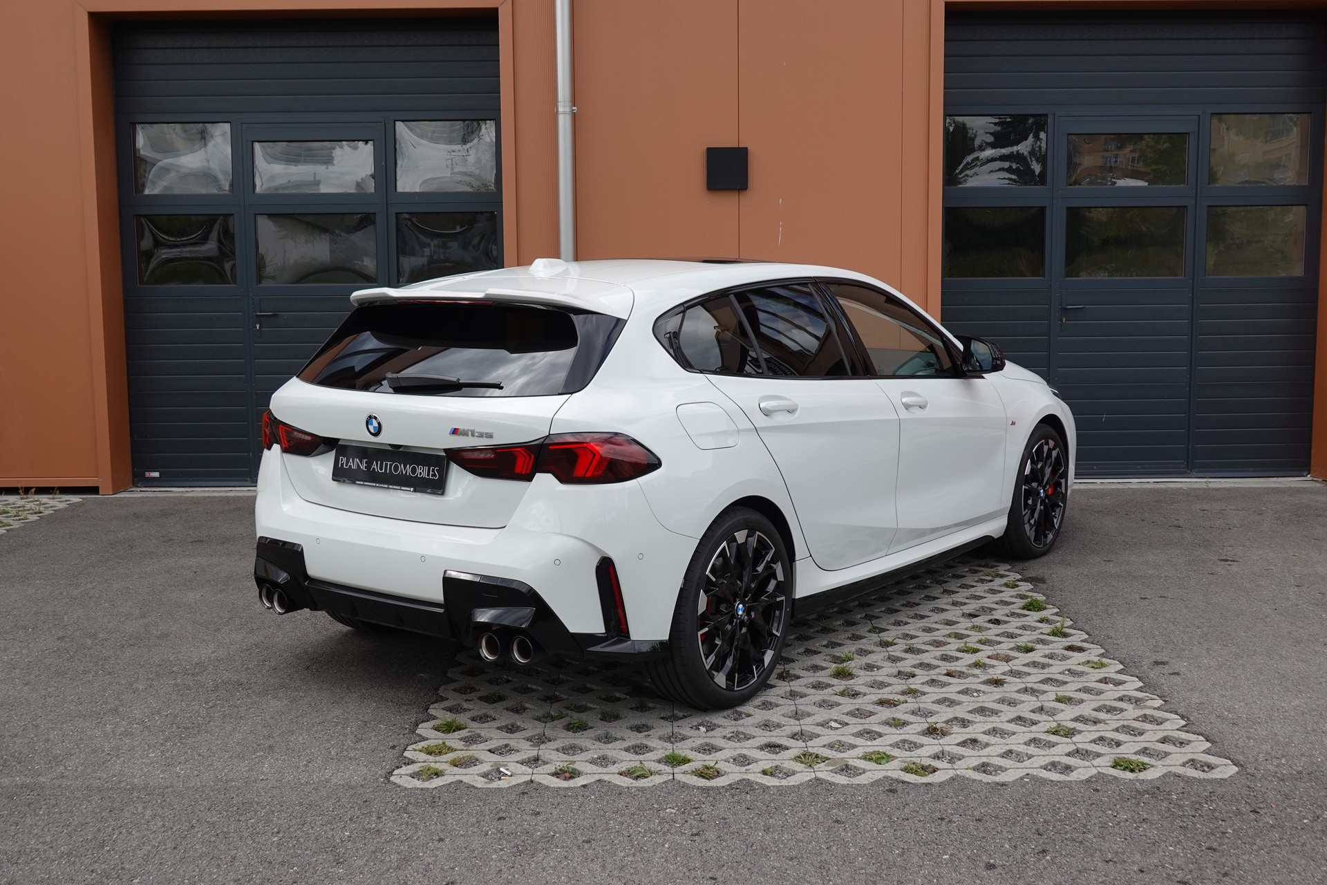 BMW M135i xDrive M Sport Pro Steptronic - "CH Auto * Service gratuit * Toit Pano * Jantes 19' * Sièges Elec Mém"-image-7