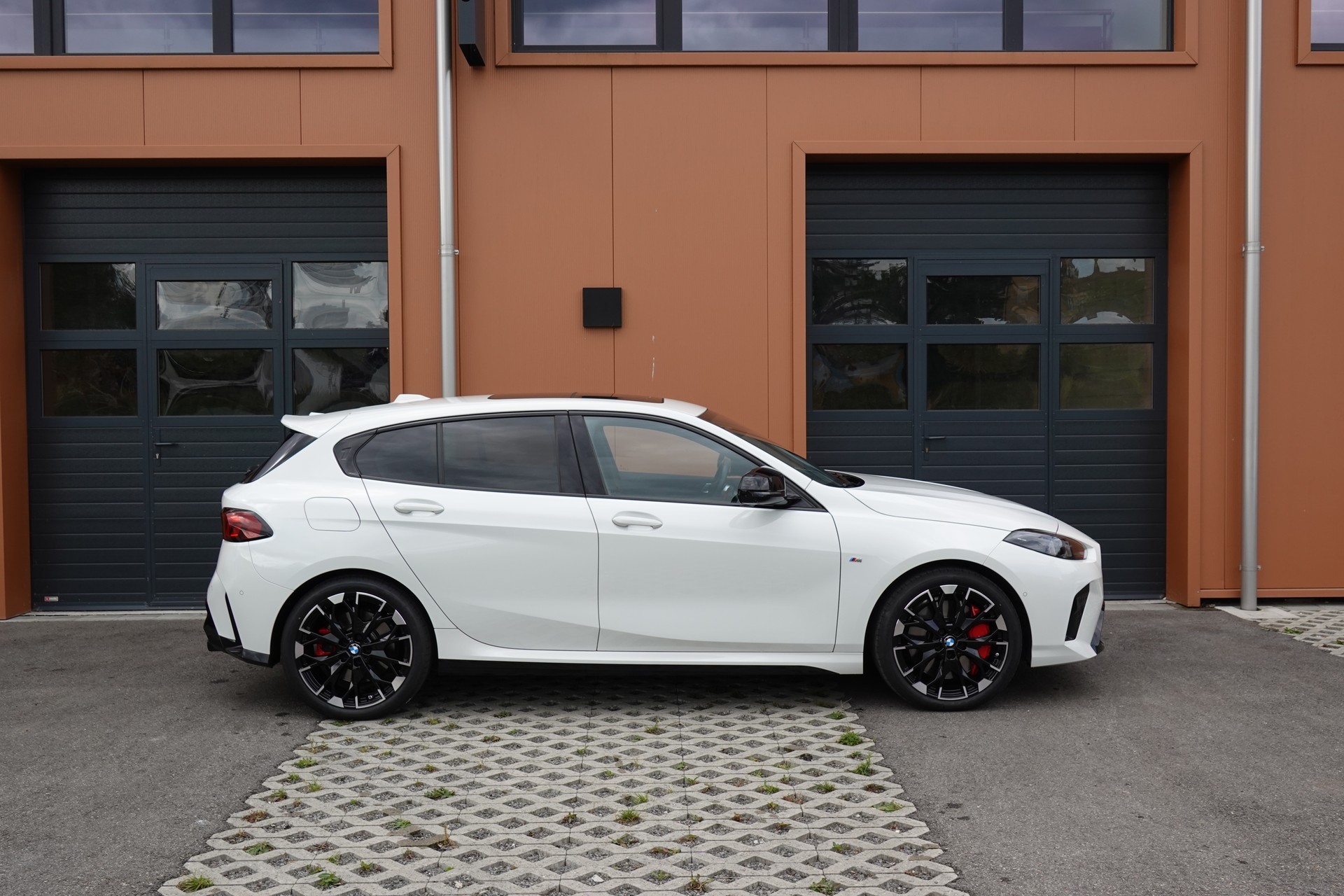 BMW M135i xDrive M Sport Pro Steptronic - "CH Auto * Service gratuit * Toit Pano * Jantes 19' * Sièges Elec Mém"-image-3