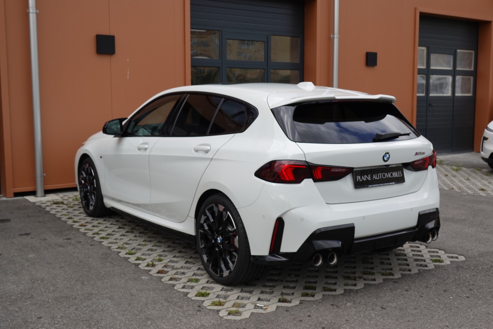 BMW M135i xDrive M Sport Pro Steptronic - "CH Auto * Service gratuit * Toit Pano * Jantes 19' * Sièges Elec Mém"-image-9