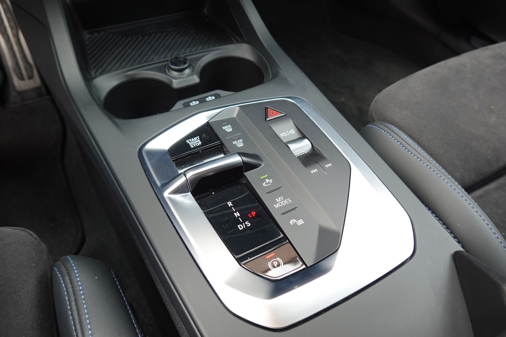BMW M135i xDrive M Sport Pro Steptronic - "CH Auto * Service gratuit * Toit Pano * Jantes 19' * Sièges Elec Mém"-image-19
